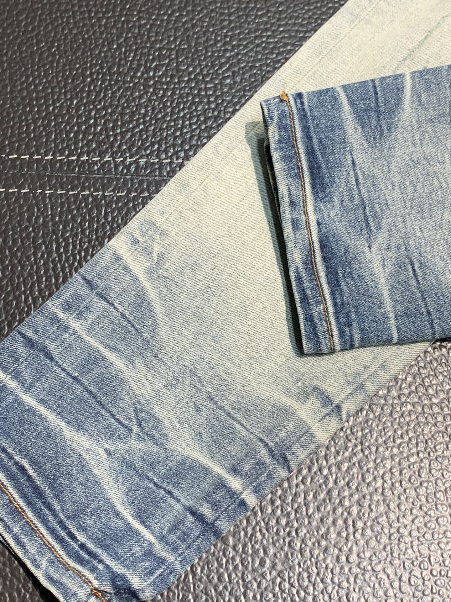  。Amiri 独家专供新款 修身款 小直筒 牛仔裤，高端版本！专柜 面料 透气舒适度高，细节无可挑剔，