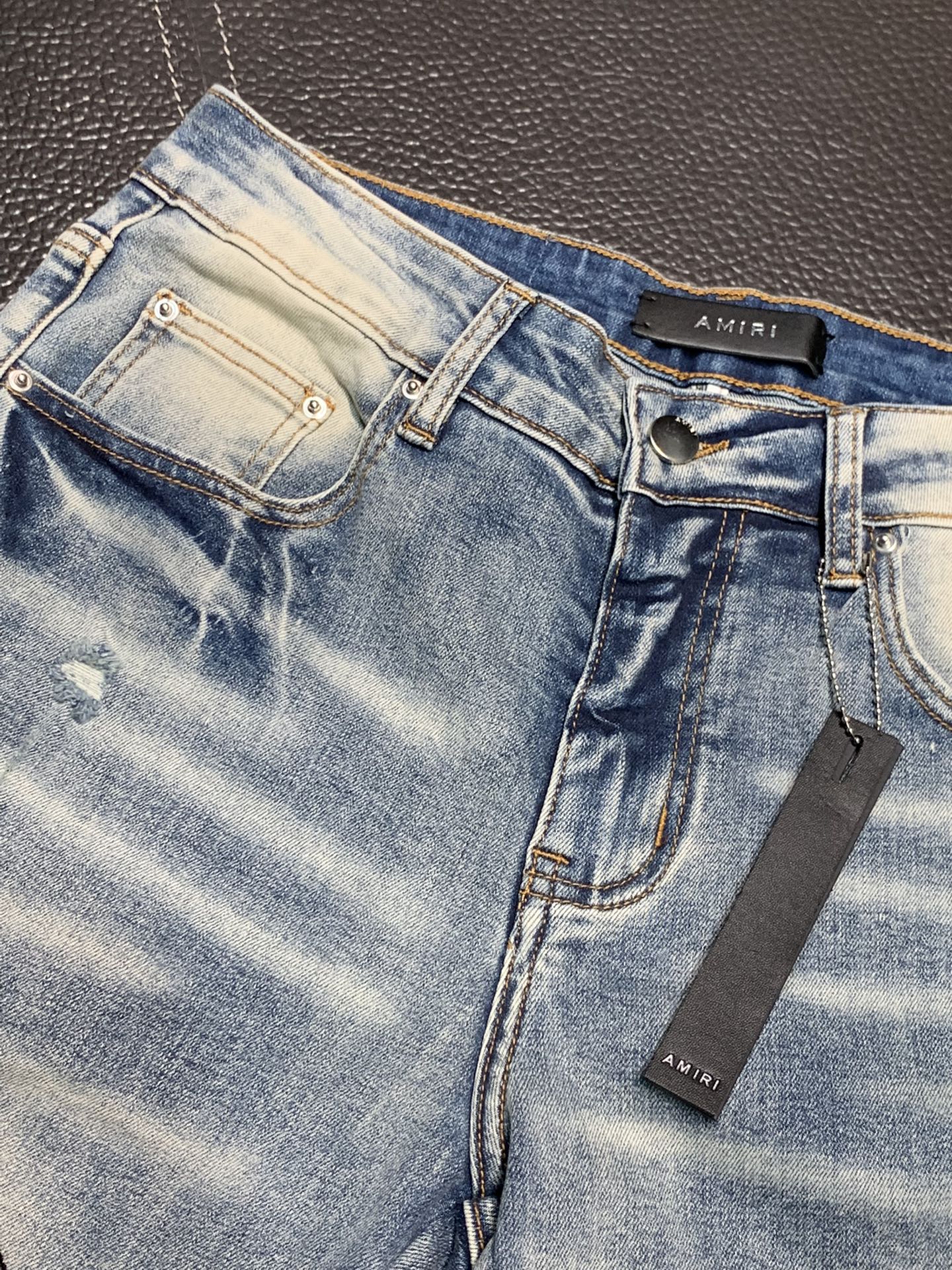  。Amiri 独家专供新款 修身款 小直筒 牛仔裤，高端版本！专柜 面料 透气舒适度高，细节无可挑剔，
