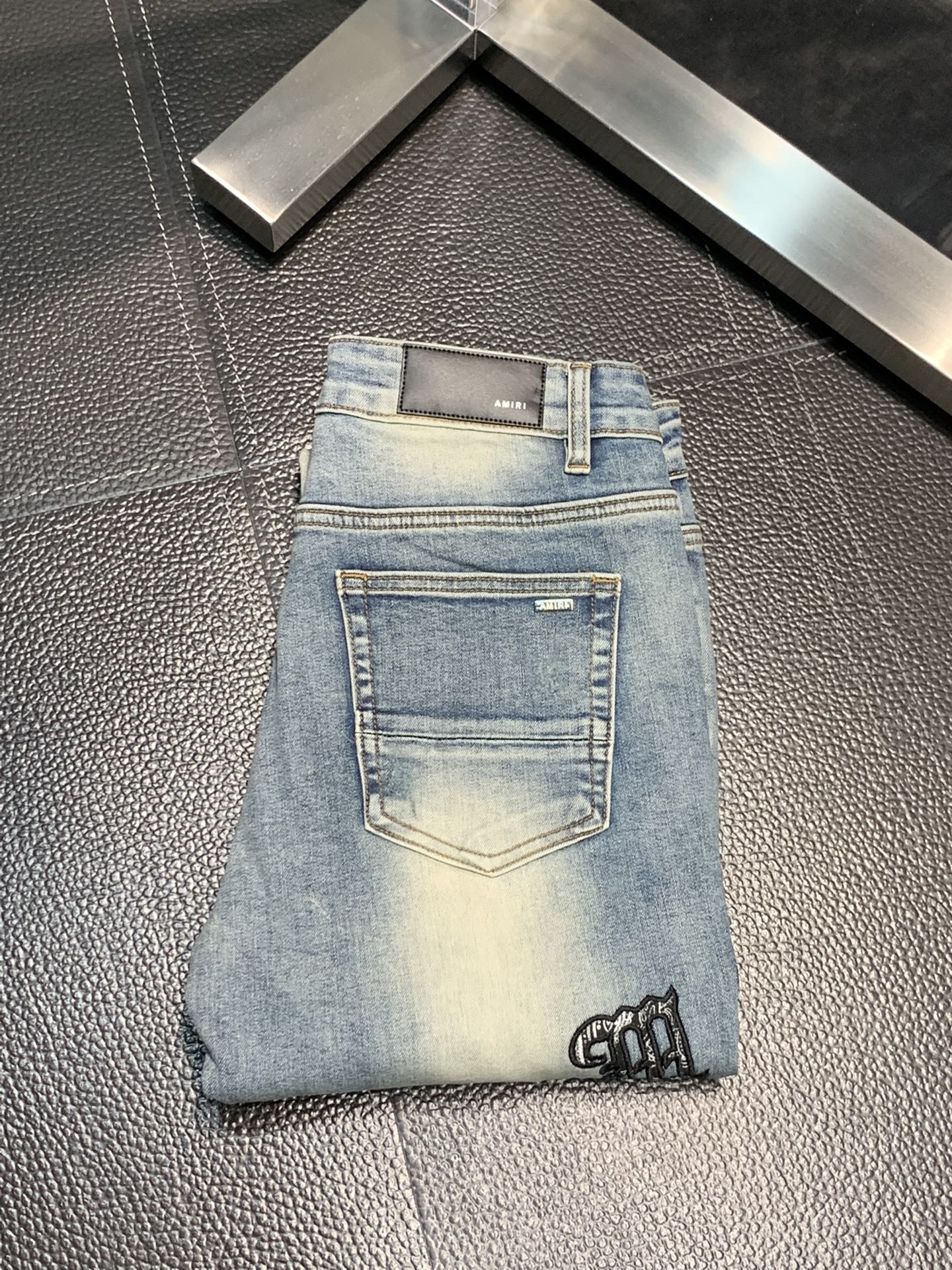  。Amiri 独家专供新款 修身款 小直筒 牛仔裤，高端版本！专柜 面料 透气舒适度高，细节无可挑剔，