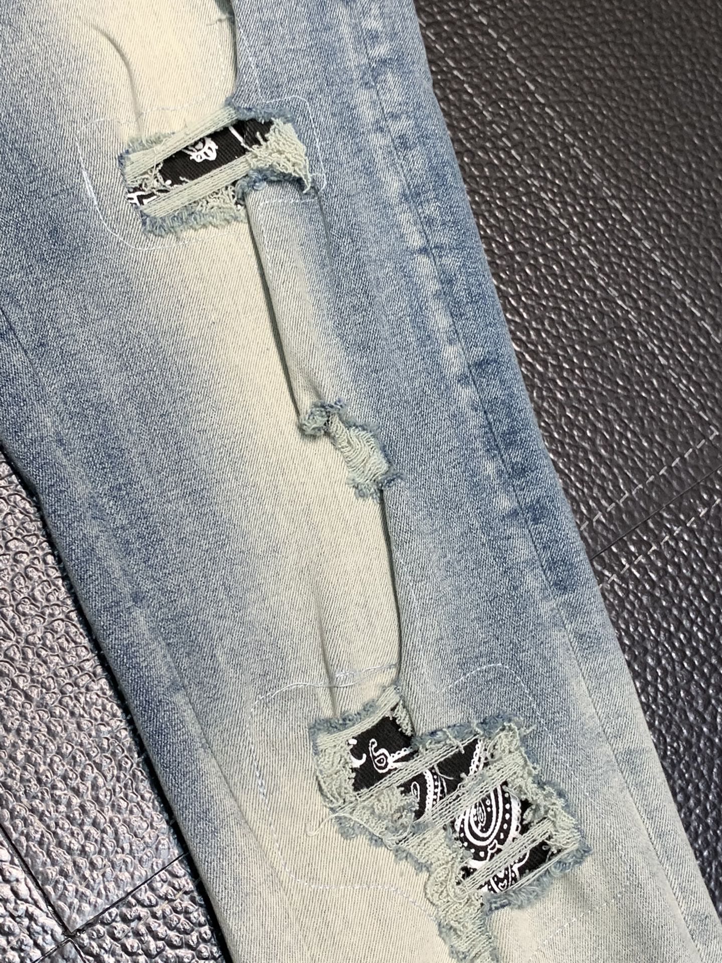  。Amiri 独家专供新款 修身款 小直筒 牛仔裤，高端版本！专柜 面料 透气舒适度高，细节无可挑剔，