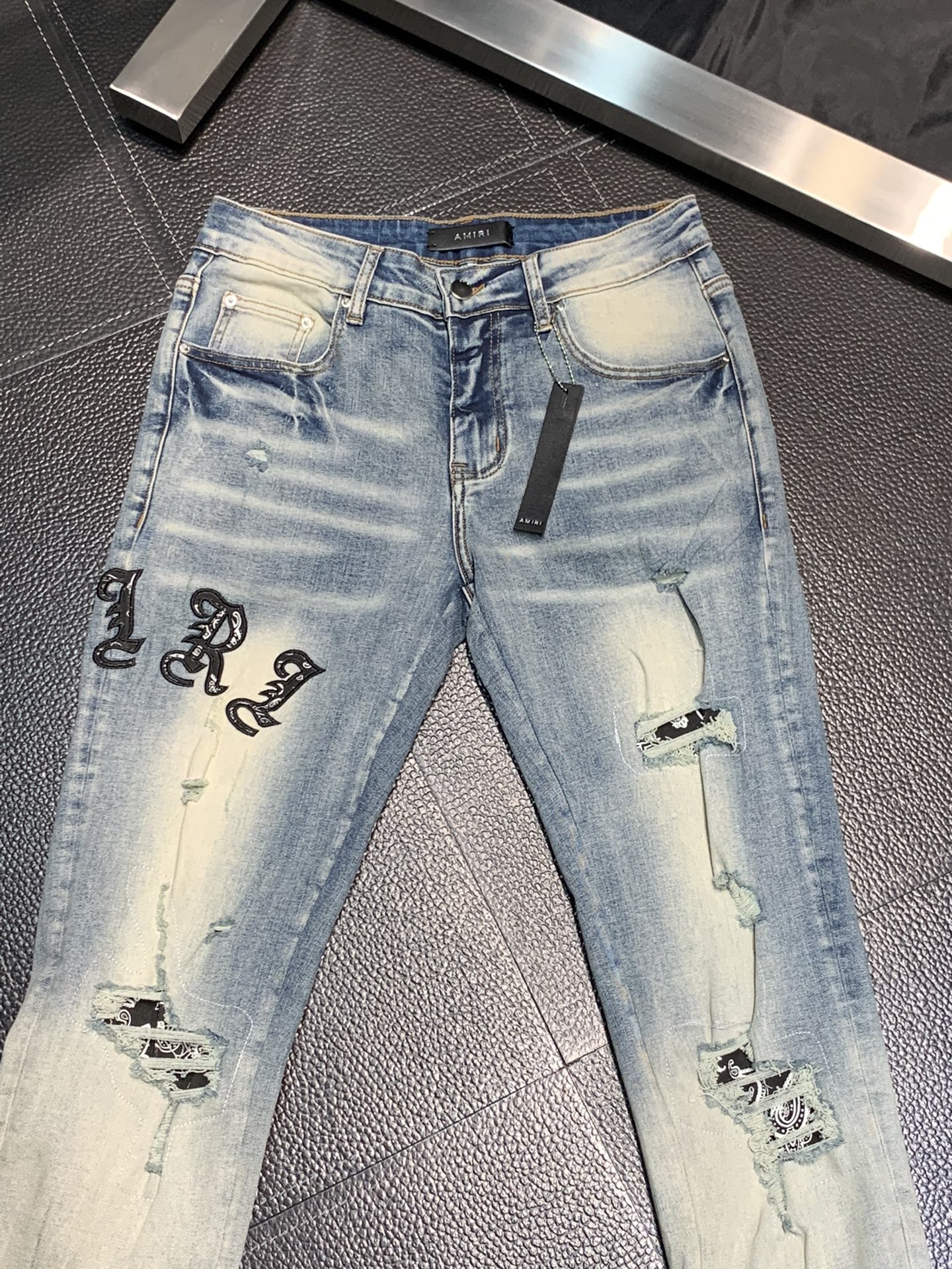  。Amiri 独家专供新款 修身款 小直筒 牛仔裤，高端版本！专柜 面料 透气舒适度高，细节无可挑剔，