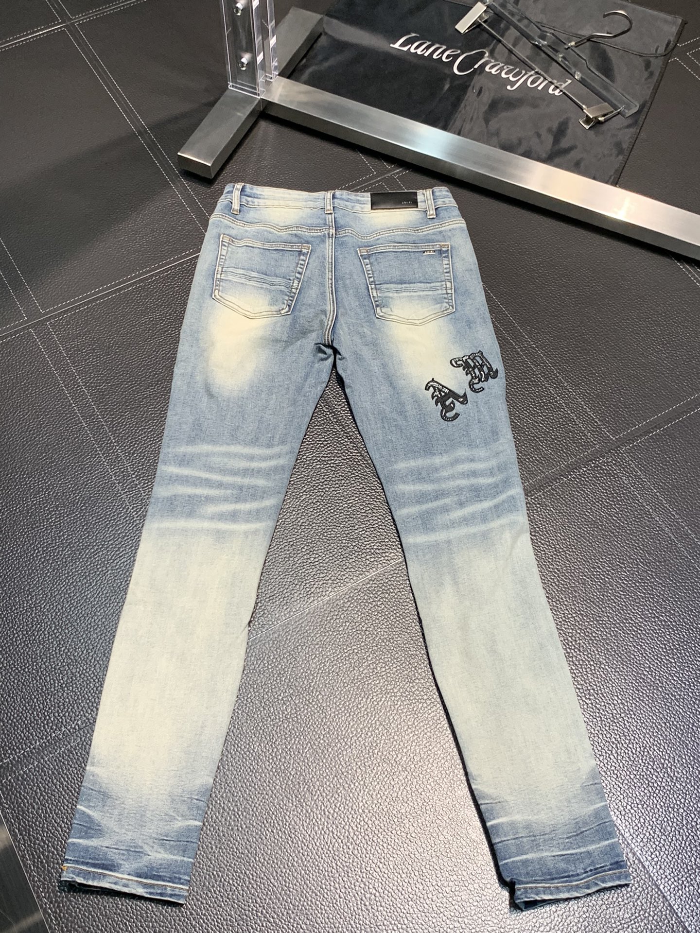  。Amiri 独家专供新款 修身款 小直筒 牛仔裤，高端版本！专柜 面料 透气舒适度高，细节无可挑剔，