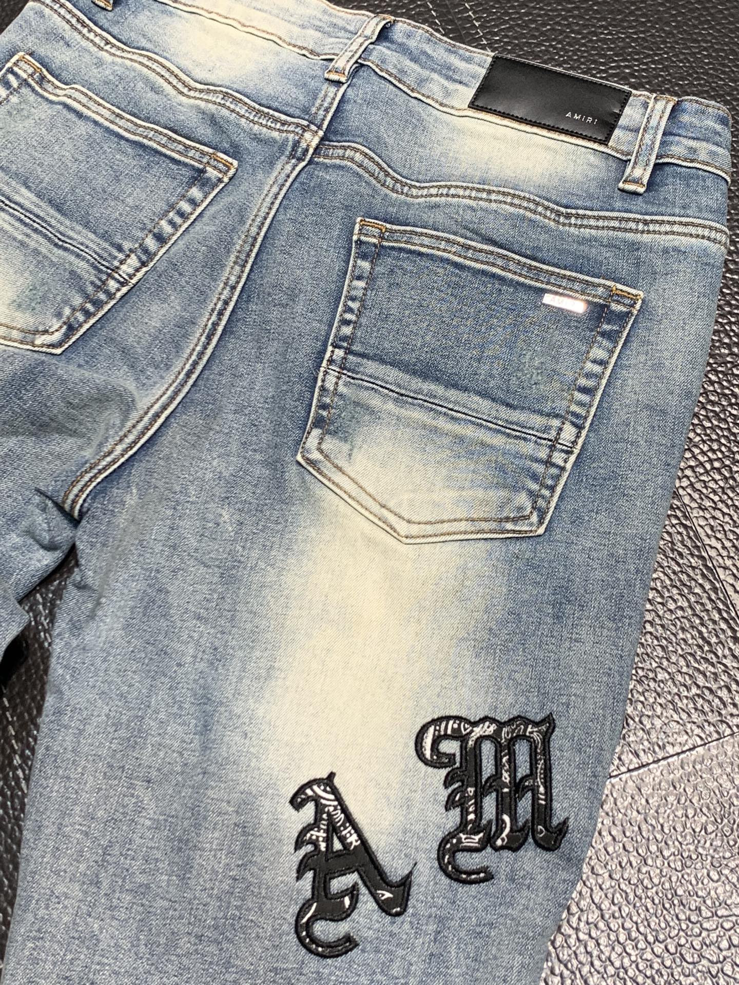  。Amiri 独家专供新款 修身款 小直筒 牛仔裤，高端版本！专柜 面料 透气舒适度高，细节无可挑剔，