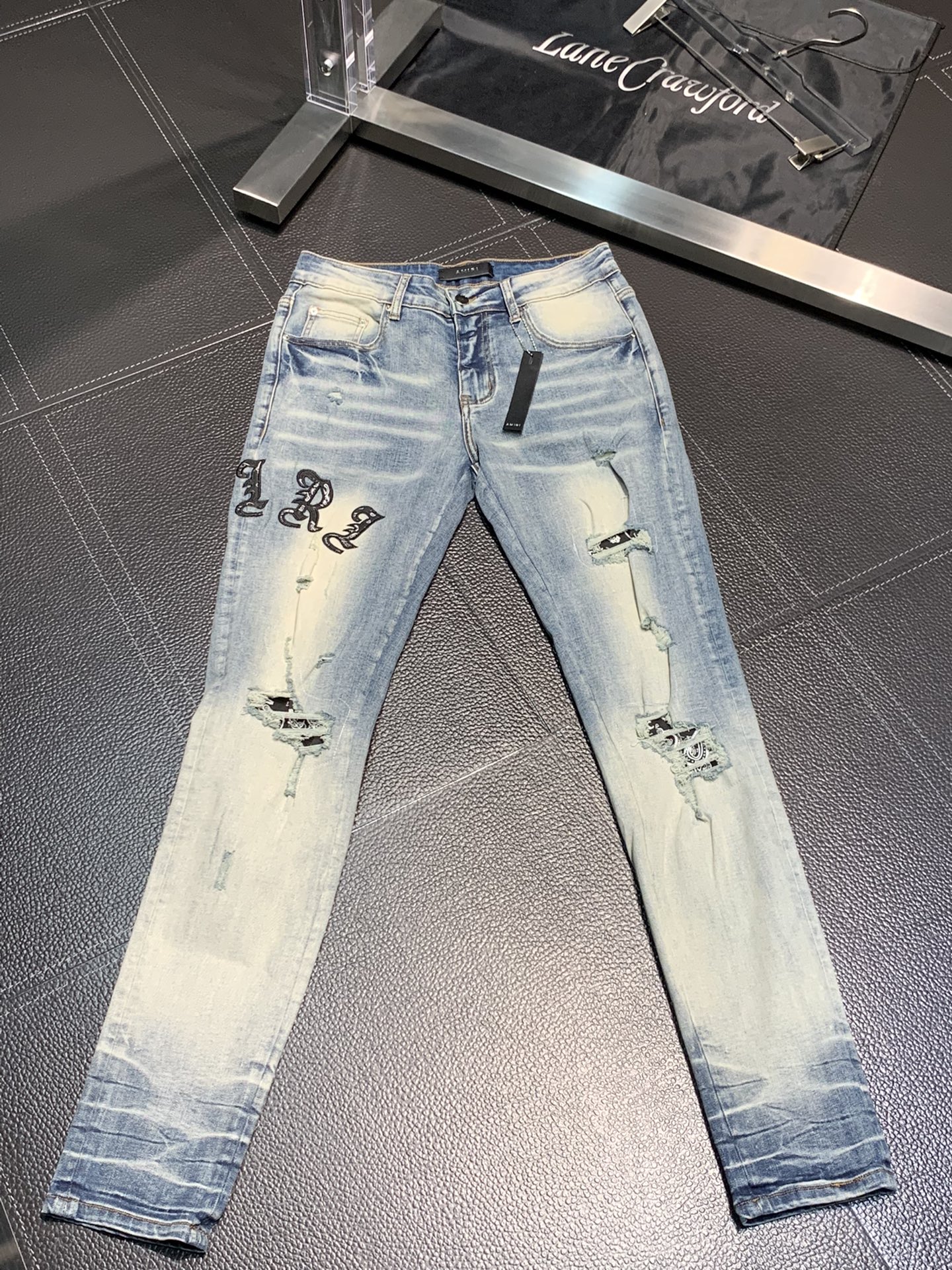  。Amiri 独家专供新款 修身款 小直筒 牛仔裤，高端版本！专柜 面料 透气舒适度高，细节无可挑剔，