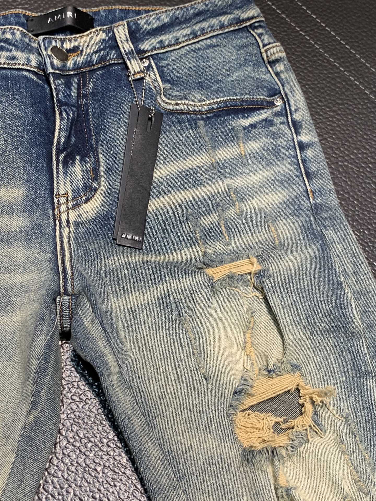  。Amiri 独家专供新款 修身款 小直筒 牛仔裤，高端版本！专柜 面料 透气舒适度高，细节无可挑剔，