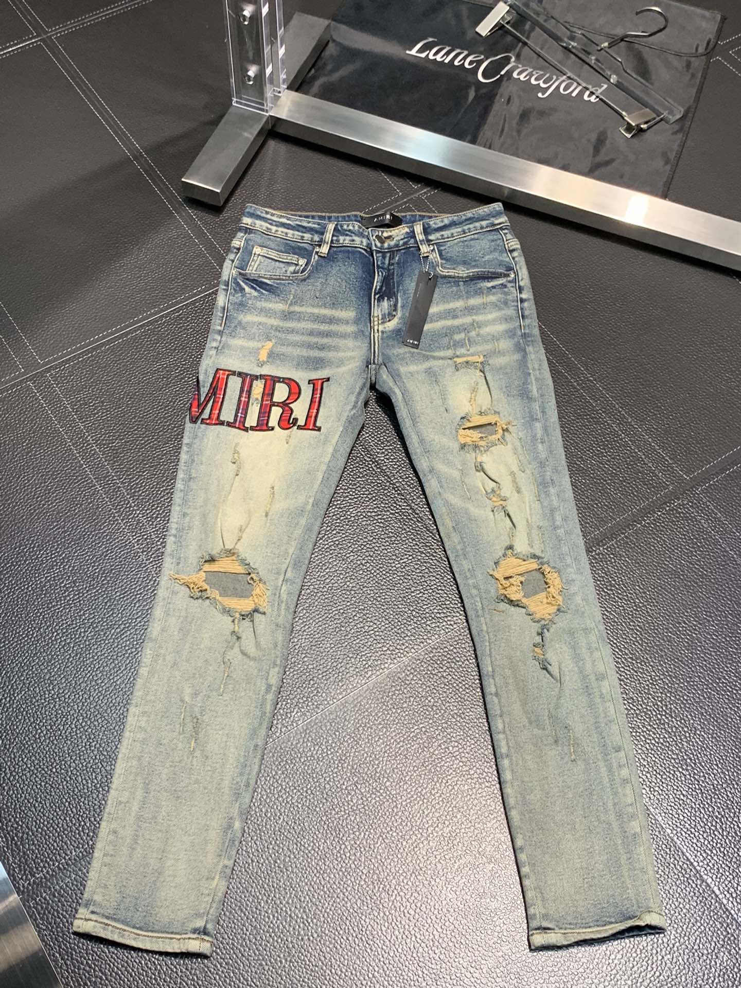  。Amiri 独家专供新款 修身款 小直筒 牛仔裤，高端版本！专柜 面料 透气舒适度高，细节无可挑剔，