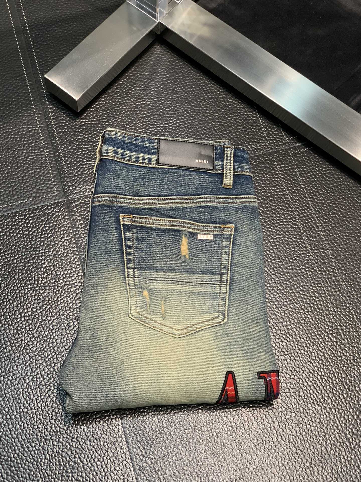  。Amiri 独家专供新款 修身款 小直筒 牛仔裤，高端版本！专柜 面料 透气舒适度高，细节无可挑剔，