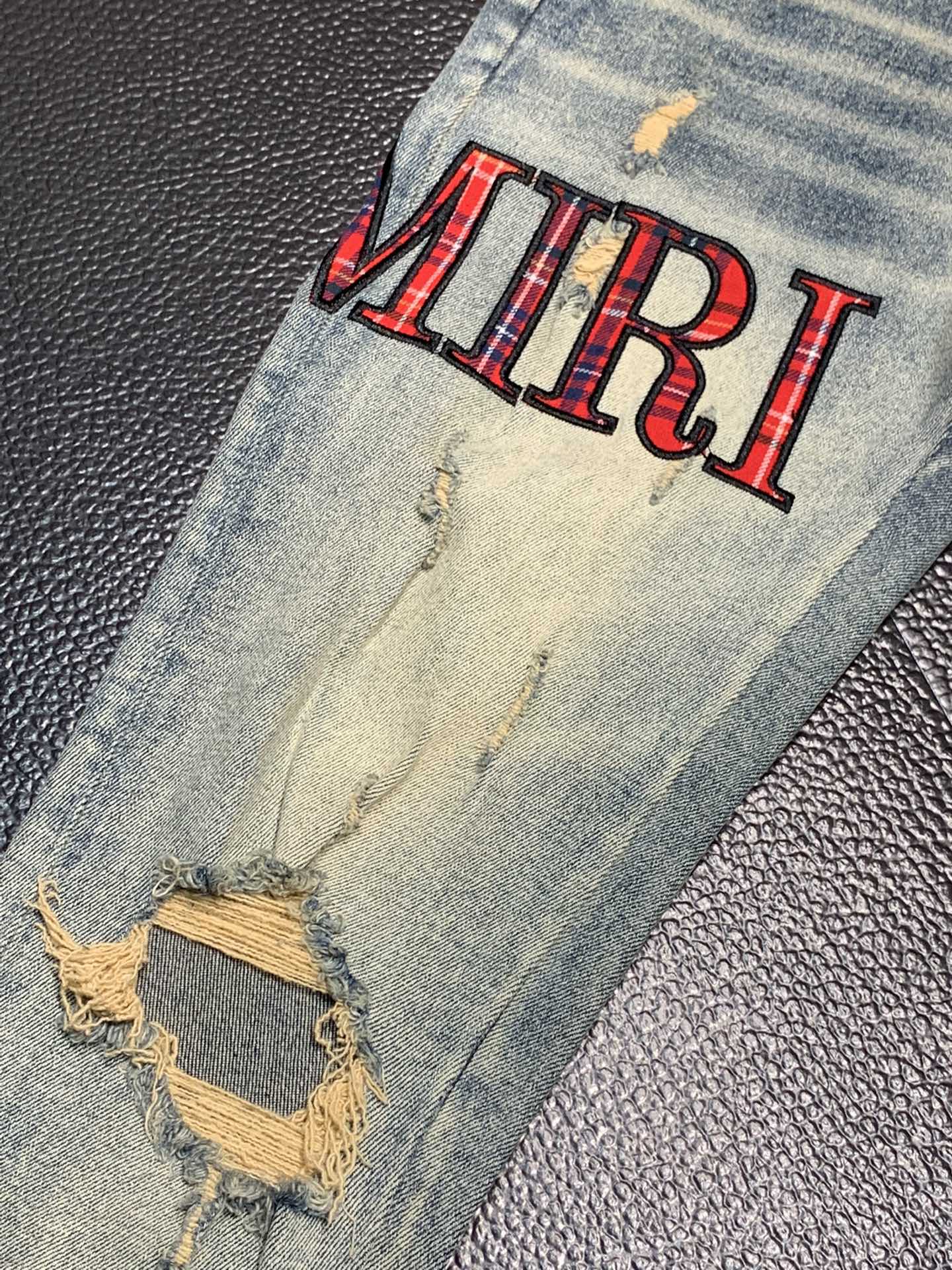  。Amiri 独家专供新款 修身款 小直筒 牛仔裤，高端版本！专柜 面料 透气舒适度高，细节无可挑剔，