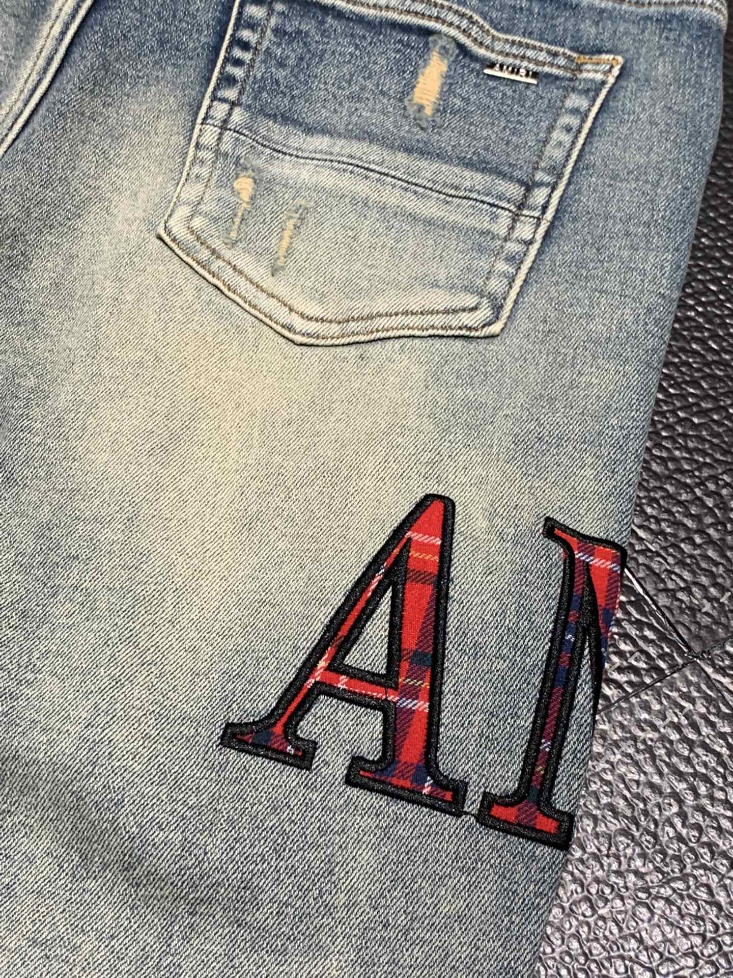  。Amiri 独家专供新款 修身款 小直筒 牛仔裤，高端版本！专柜 面料 透气舒适度高，细节无可挑剔，