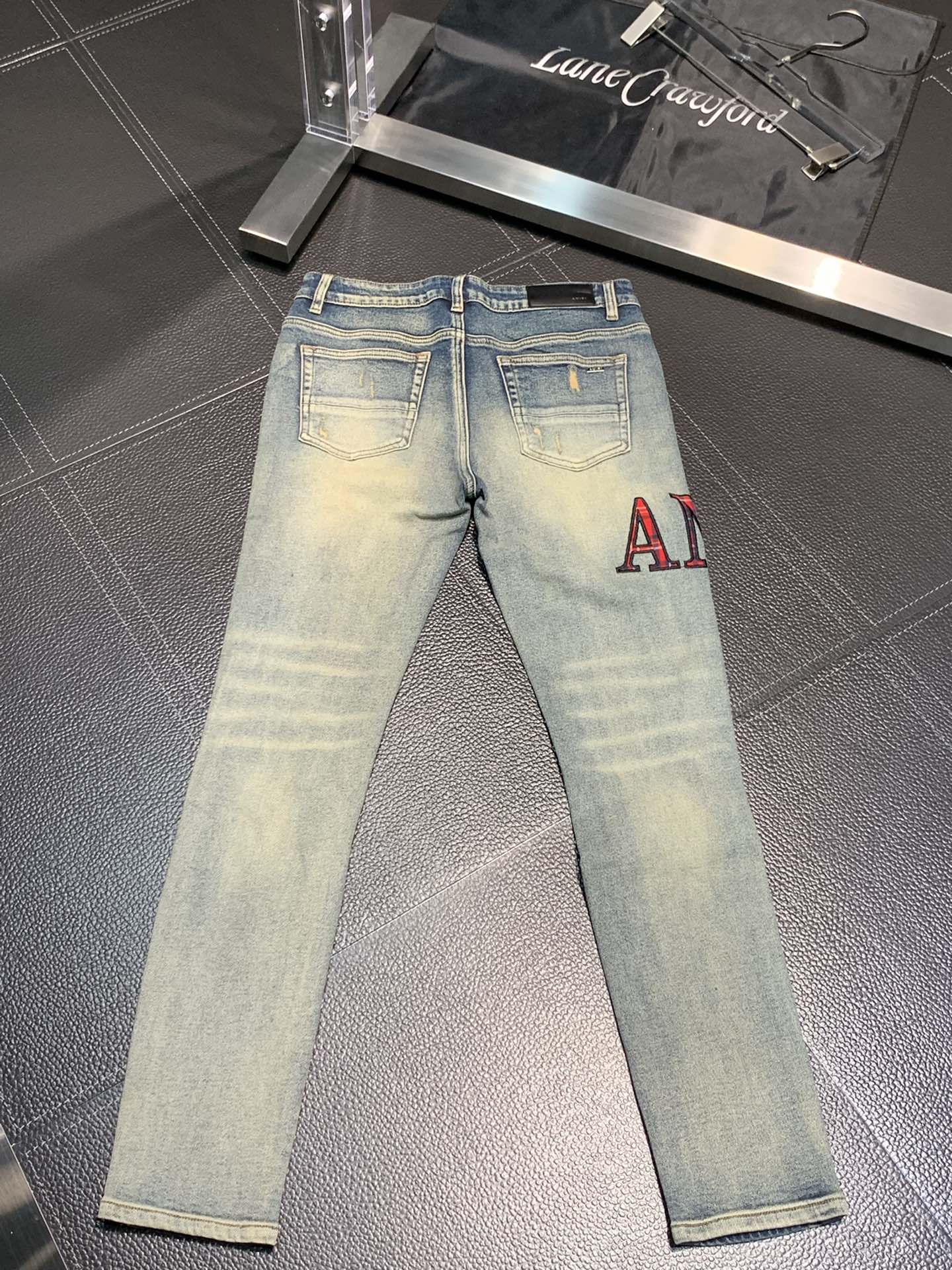  。Amiri 独家专供新款 修身款 小直筒 牛仔裤，高端版本！专柜 面料 透气舒适度高，细节无可挑剔，