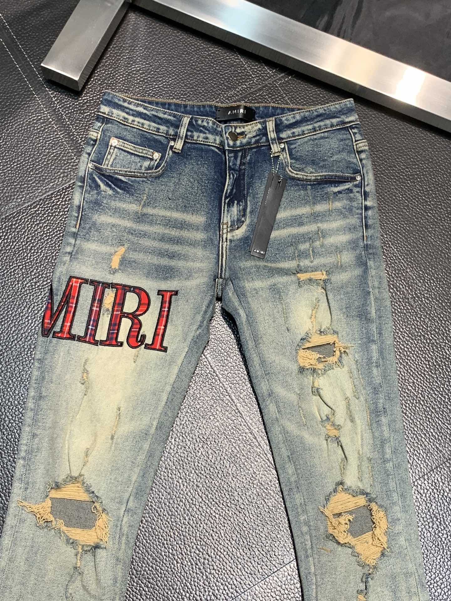  。Amiri 独家专供新款 修身款 小直筒 牛仔裤，高端版本！专柜 面料 透气舒适度高，细节无可挑剔，