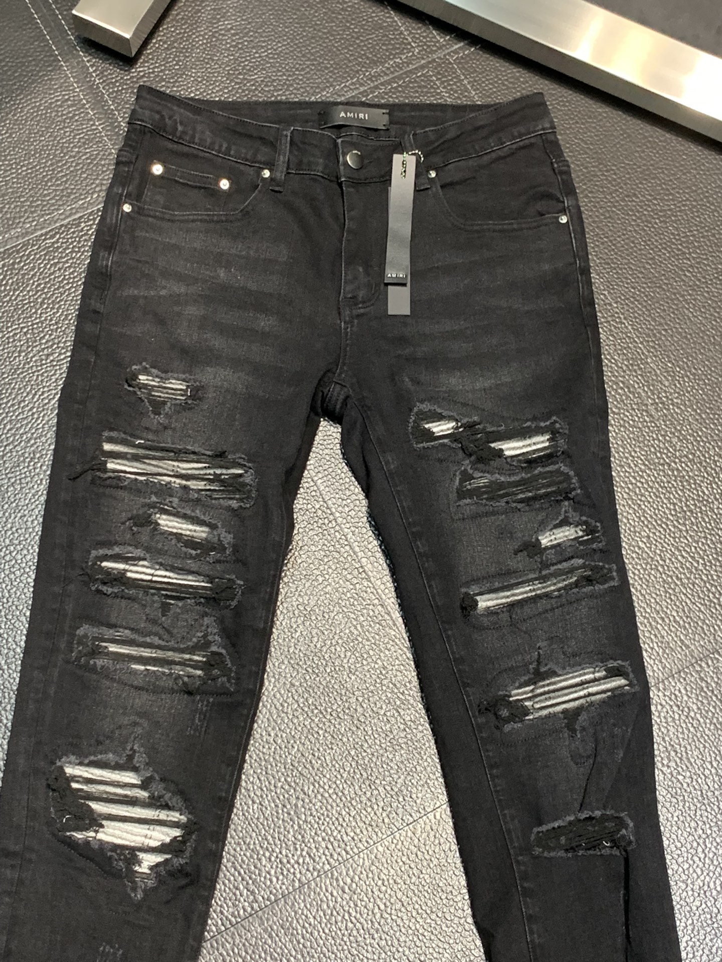  。Amiri 独家专供新款 修身款 小直筒 牛仔裤，高端版本！专柜 面料 透气舒适度高，细节无可挑剔，