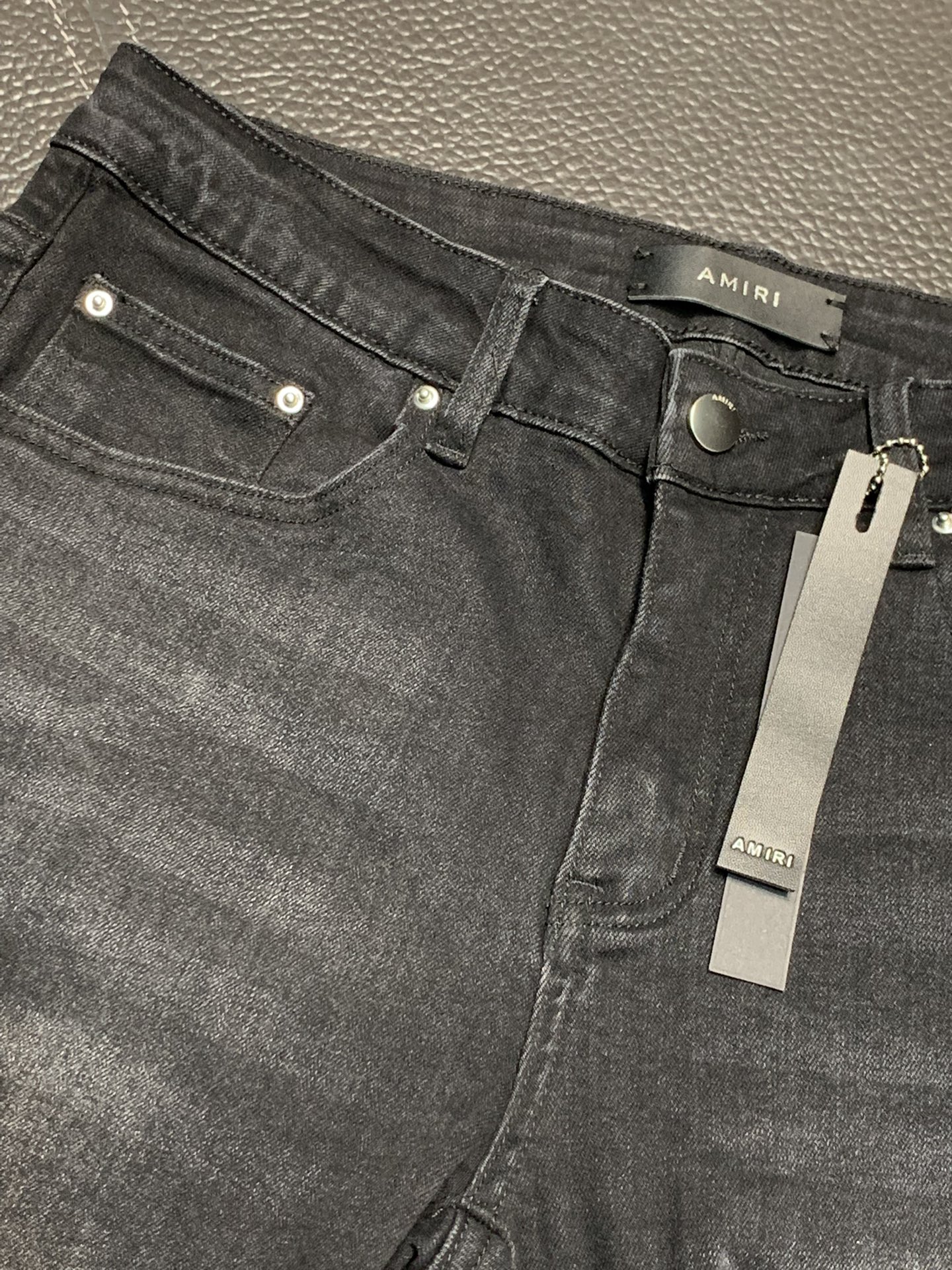  。Amiri 独家专供新款 修身款 小直筒 牛仔裤，高端版本！专柜 面料 透气舒适度高，细节无可挑剔，