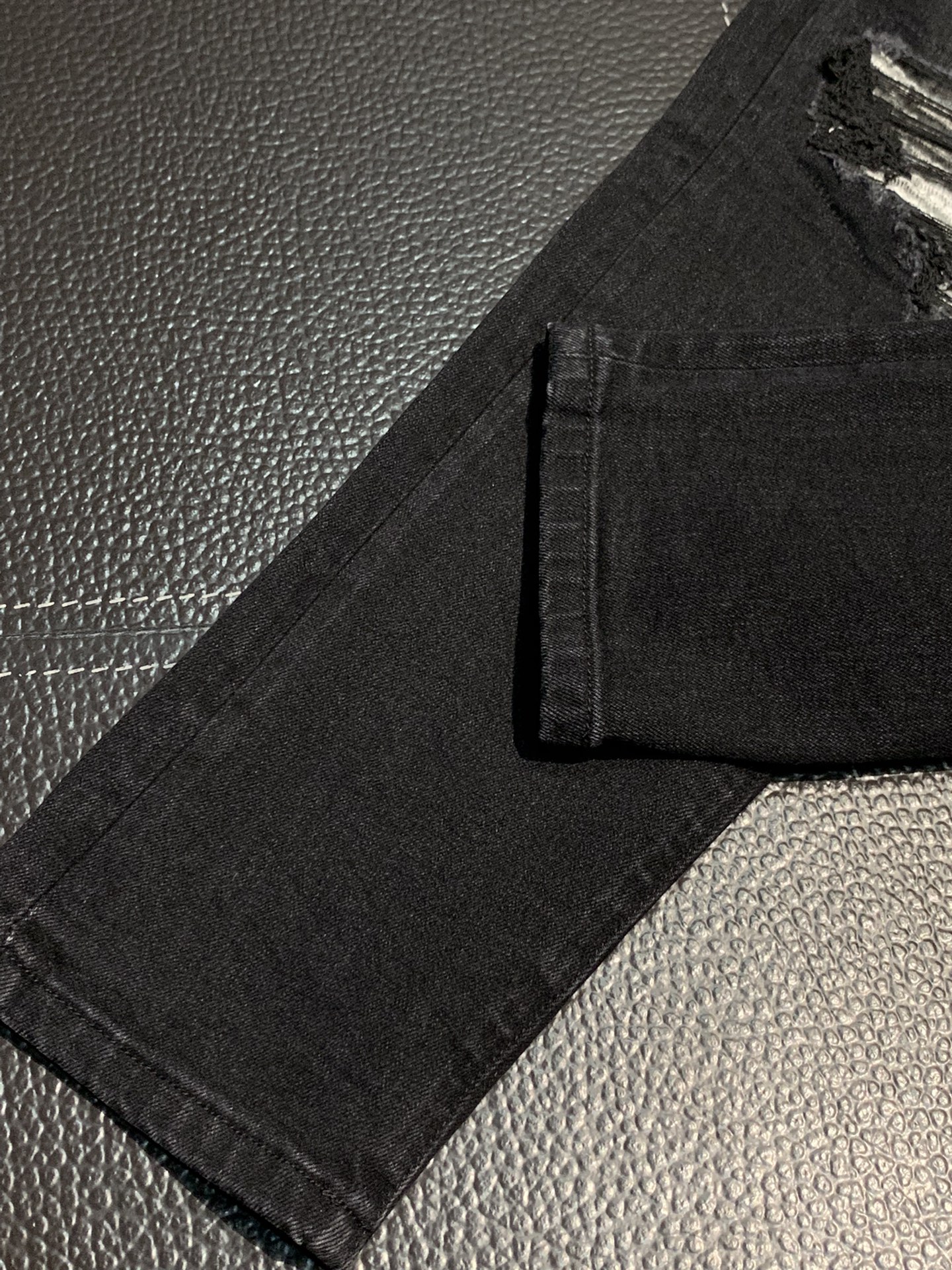  。Amiri 独家专供新款 修身款 小直筒 牛仔裤，高端版本！专柜 面料 透气舒适度高，细节无可挑剔，