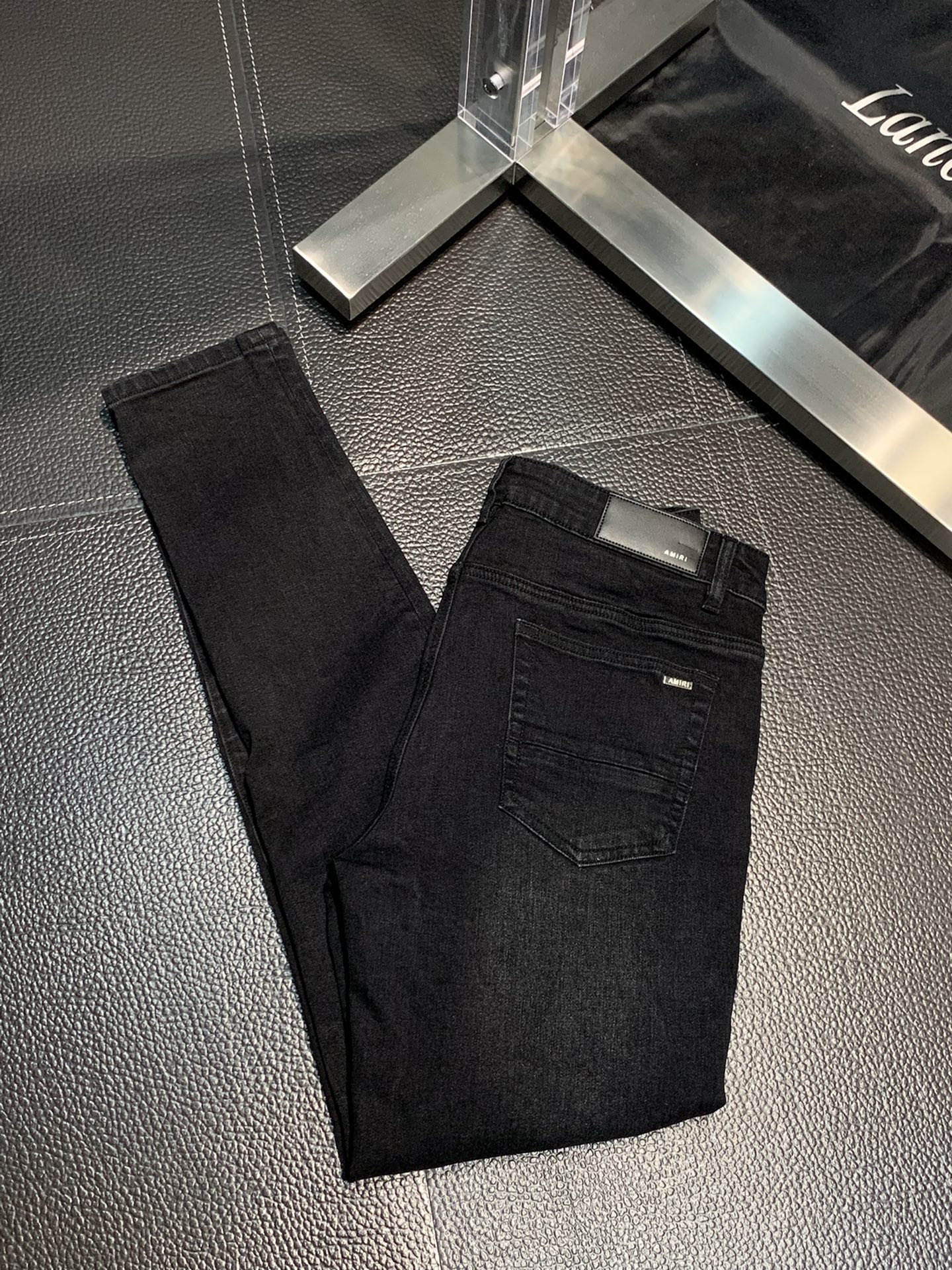 。Amiri 独家专供新款 修身款 小直筒 牛仔裤，高端版本！专柜 面料 透气舒适度高，细节无可挑剔，