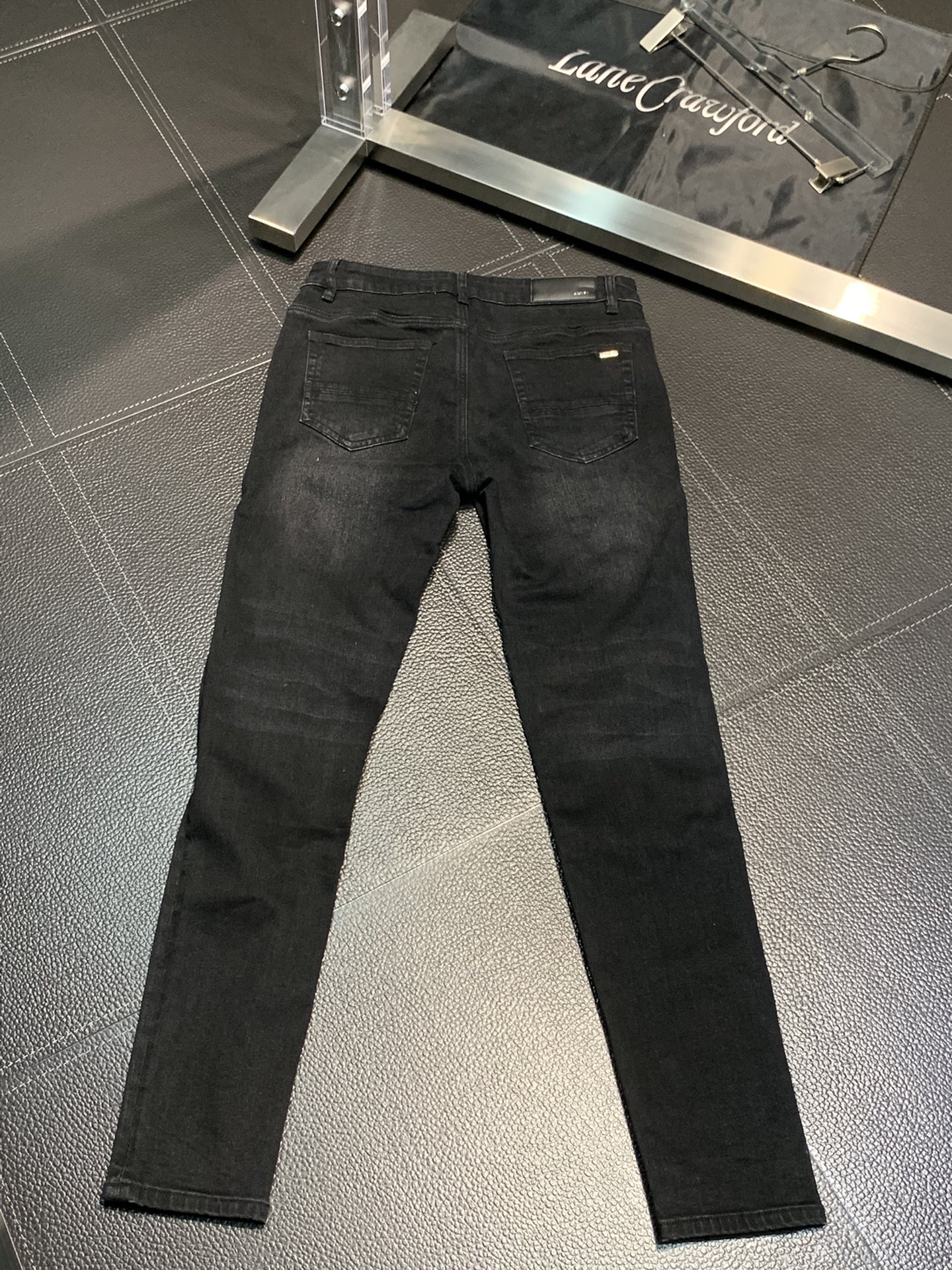  。Amiri 独家专供新款 修身款 小直筒 牛仔裤，高端版本！专柜 面料 透气舒适度高，细节无可挑剔，