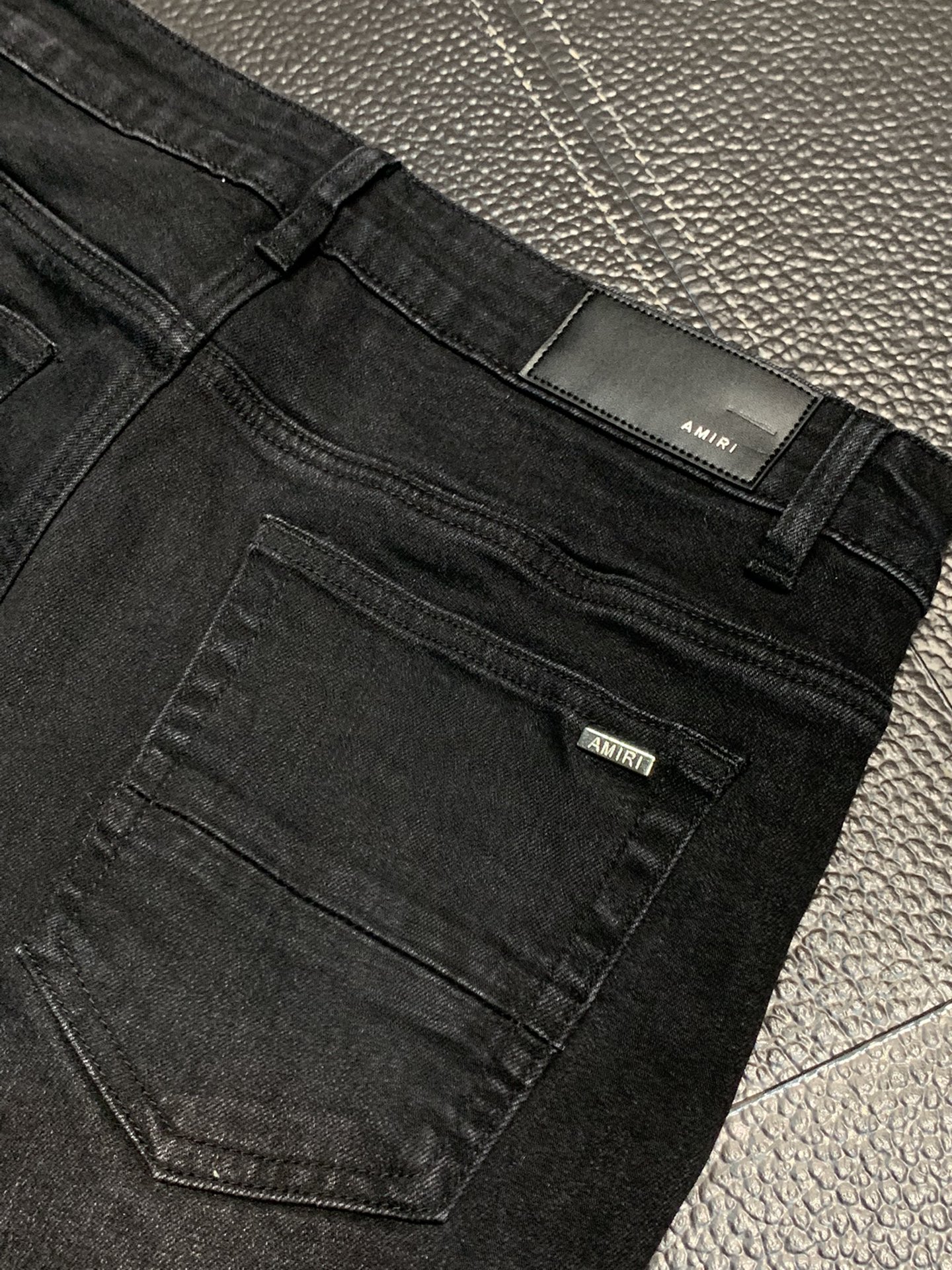  。Amiri 独家专供新款 修身款 小直筒 牛仔裤，高端版本！专柜 面料 透气舒适度高，细节无可挑剔，
