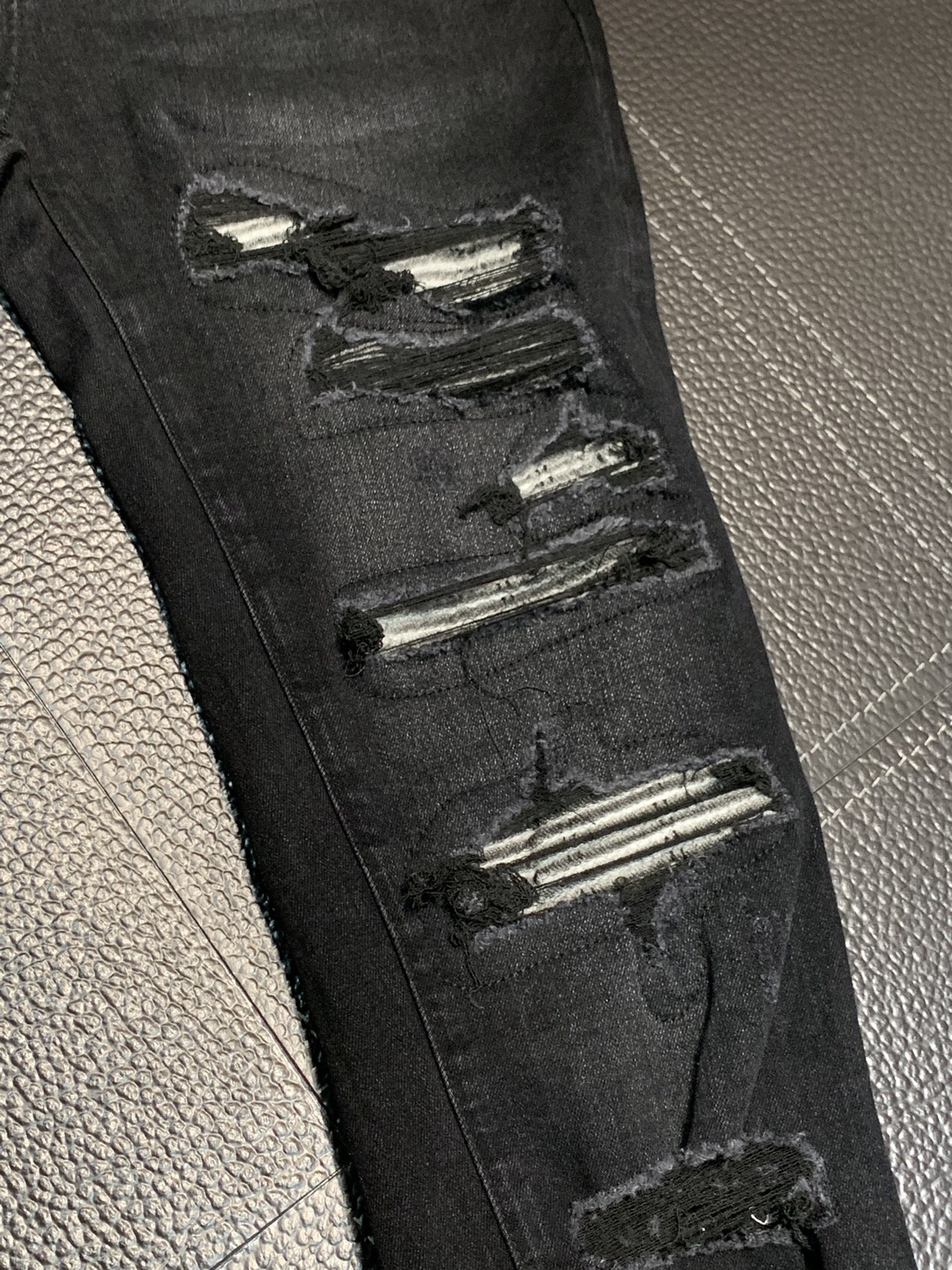  。Amiri 独家专供新款 修身款 小直筒 牛仔裤，高端版本！专柜 面料 透气舒适度高，细节无可挑剔，