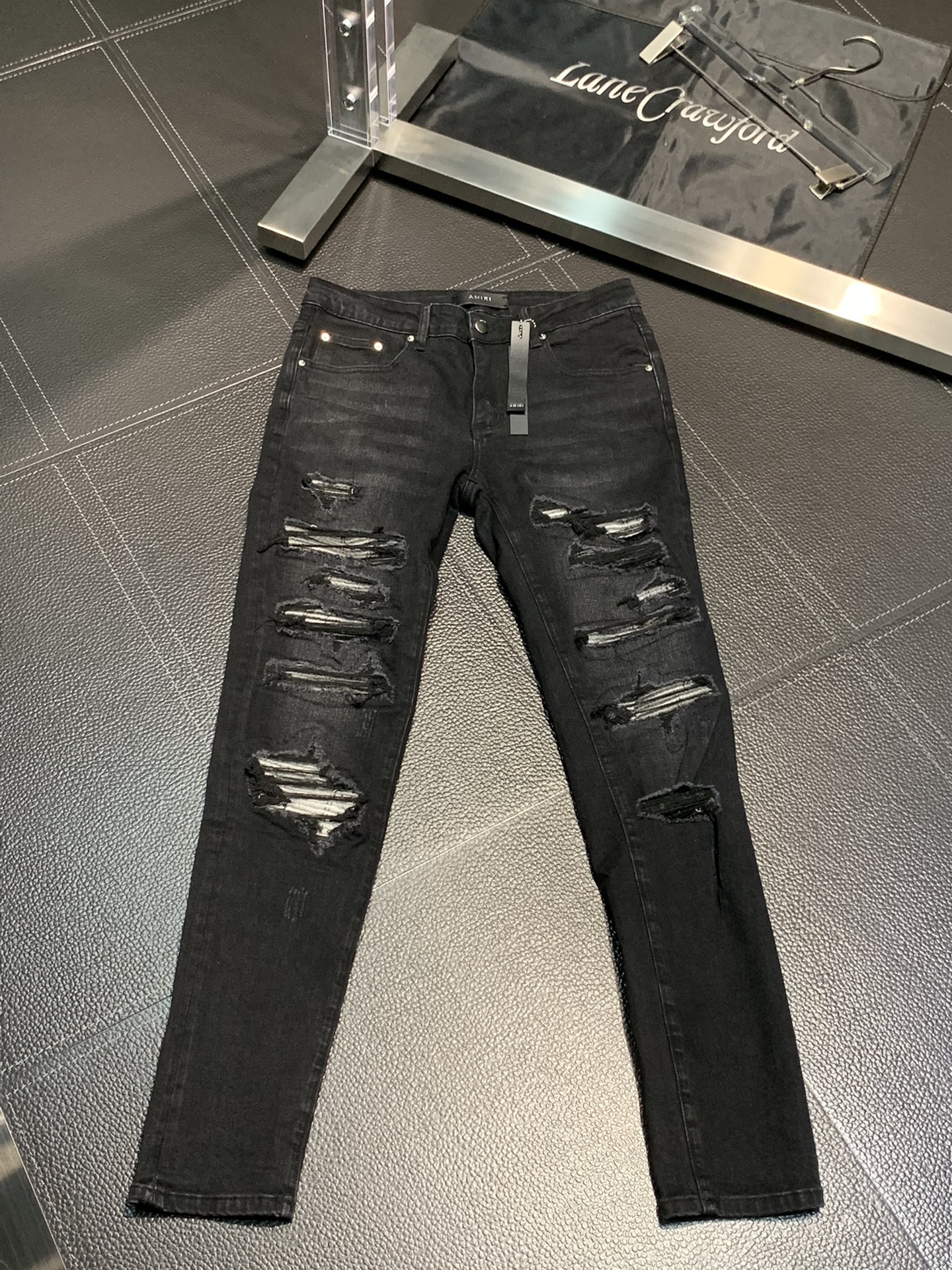  。Amiri 独家专供新款 修身款 小直筒 牛仔裤，高端版本！专柜 面料 透气舒适度高，细节无可挑剔，