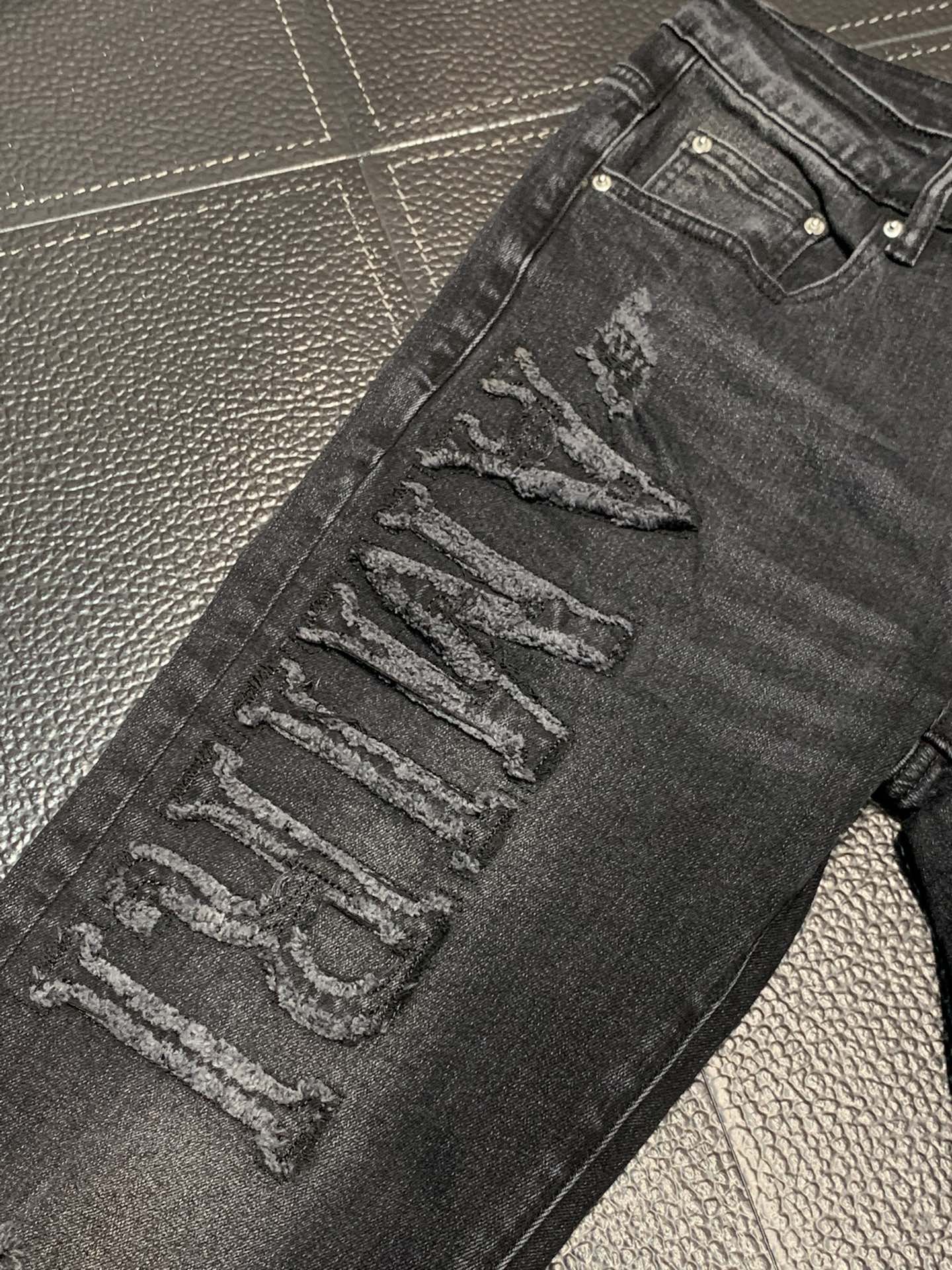  。Amiri 独家专供新款 修身款 小直筒 牛仔裤，高端版本！专柜 面料 透气舒适度高，细节无可挑剔，