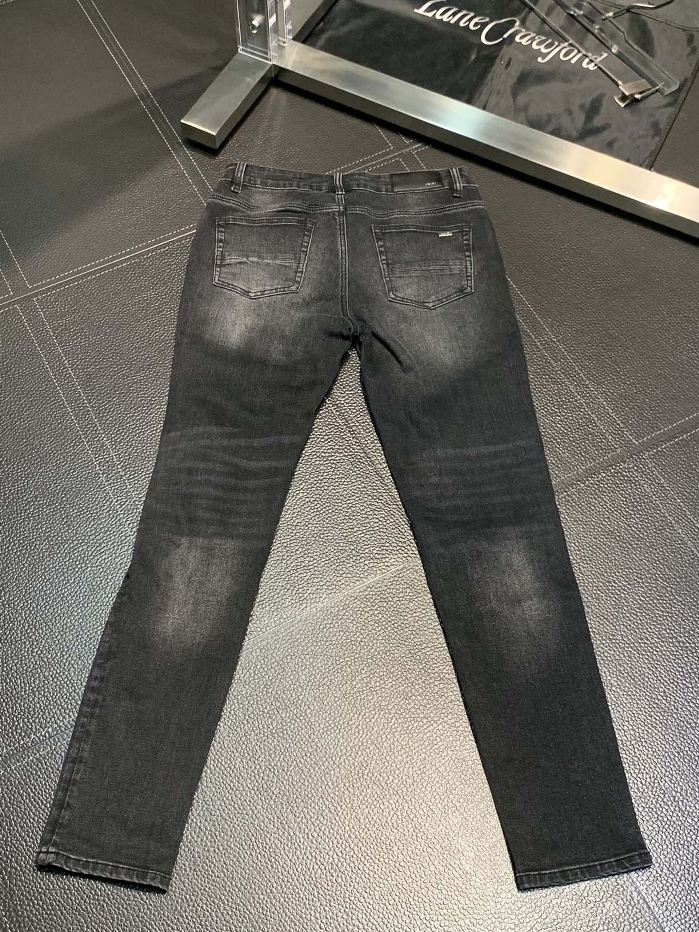  。Amiri 独家专供新款 修身款 小直筒 牛仔裤，高端版本！专柜 面料 透气舒适度高，细节无可挑剔，