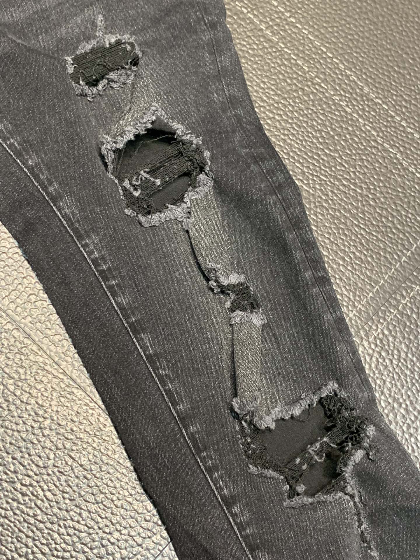  。Amiri 独家专供新款 修身款 小直筒 牛仔裤，高端版本！专柜 面料 透气舒适度高，细节无可挑剔，