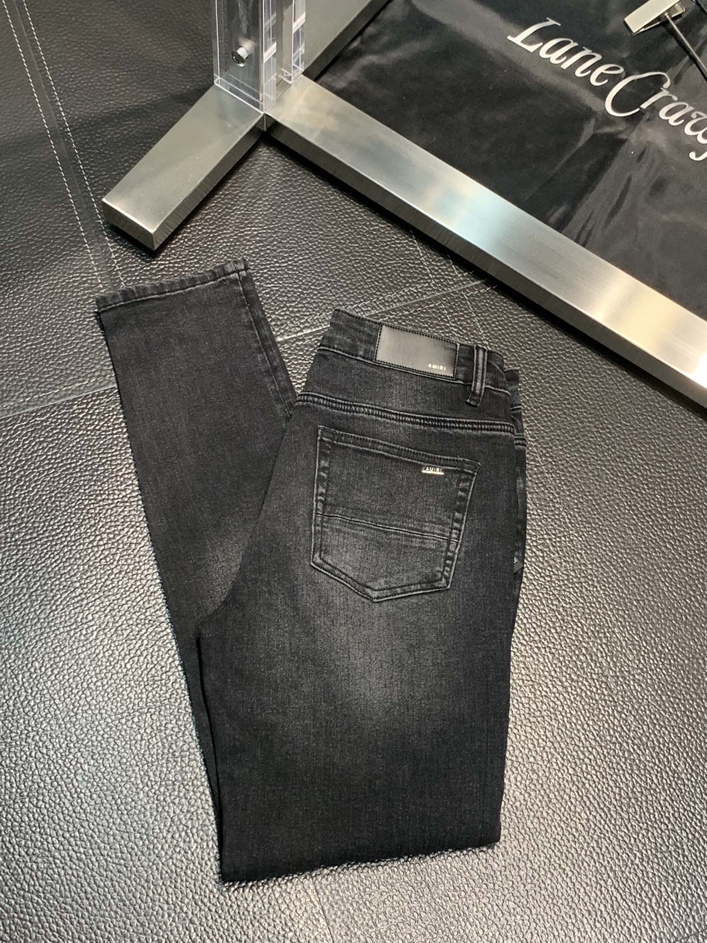  。Amiri 独家专供新款 修身款 小直筒 牛仔裤，高端版本！专柜 面料 透气舒适度高，细节无可挑剔，