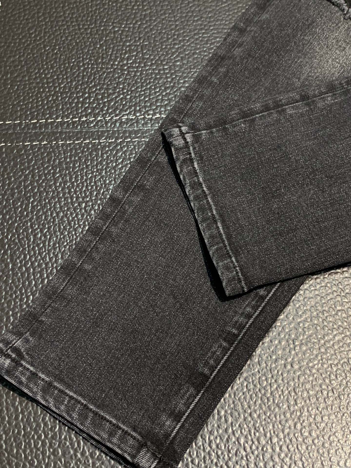  。Amiri 独家专供新款 修身款 小直筒 牛仔裤，高端版本！专柜 面料 透气舒适度高，细节无可挑剔，