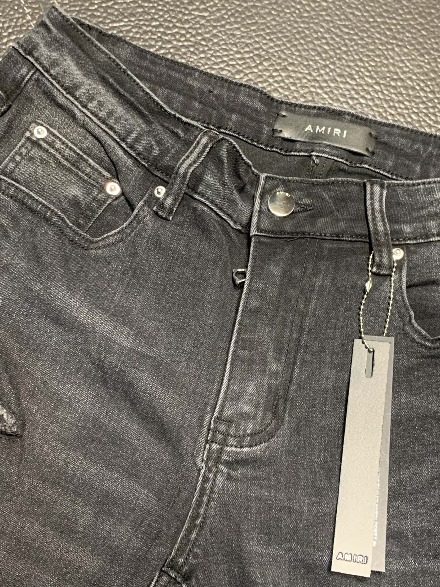  。Amiri 独家专供新款 修身款 小直筒 牛仔裤，高端版本！专柜 面料 透气舒适度高，细节无可挑剔，