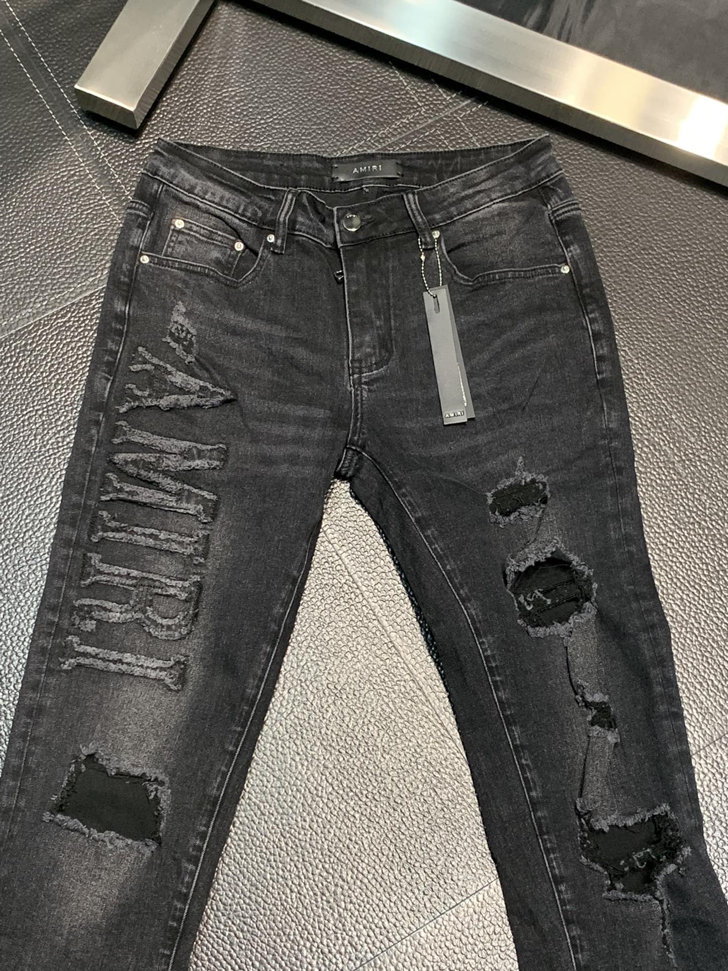  。Amiri 独家专供新款 修身款 小直筒 牛仔裤，高端版本！专柜 面料 透气舒适度高，细节无可挑剔，