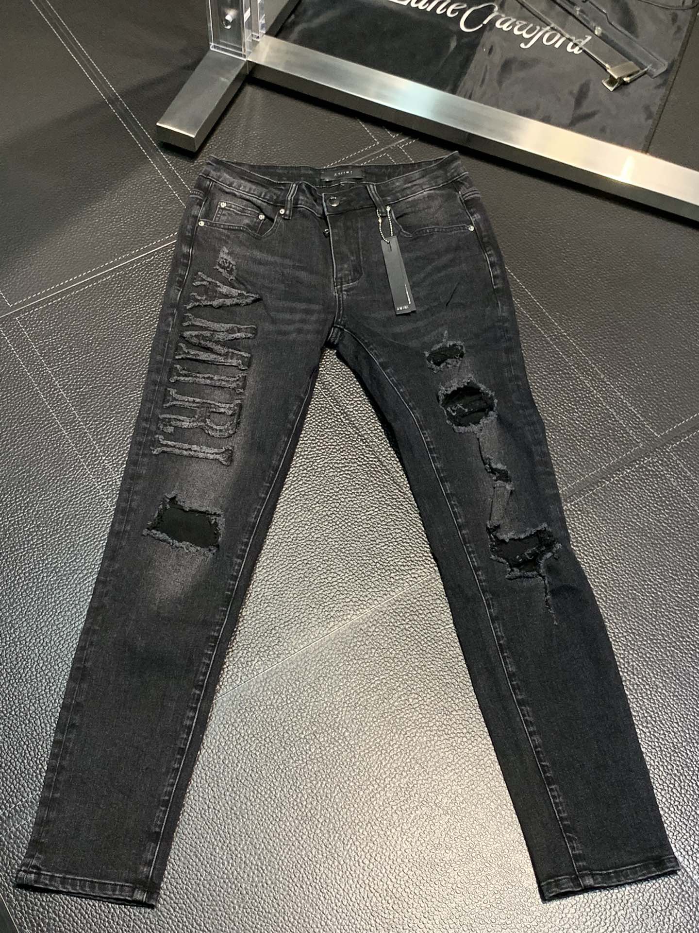  。Amiri 独家专供新款 修身款 小直筒 牛仔裤，高端版本！专柜 面料 透气舒适度高，细节无可挑剔，