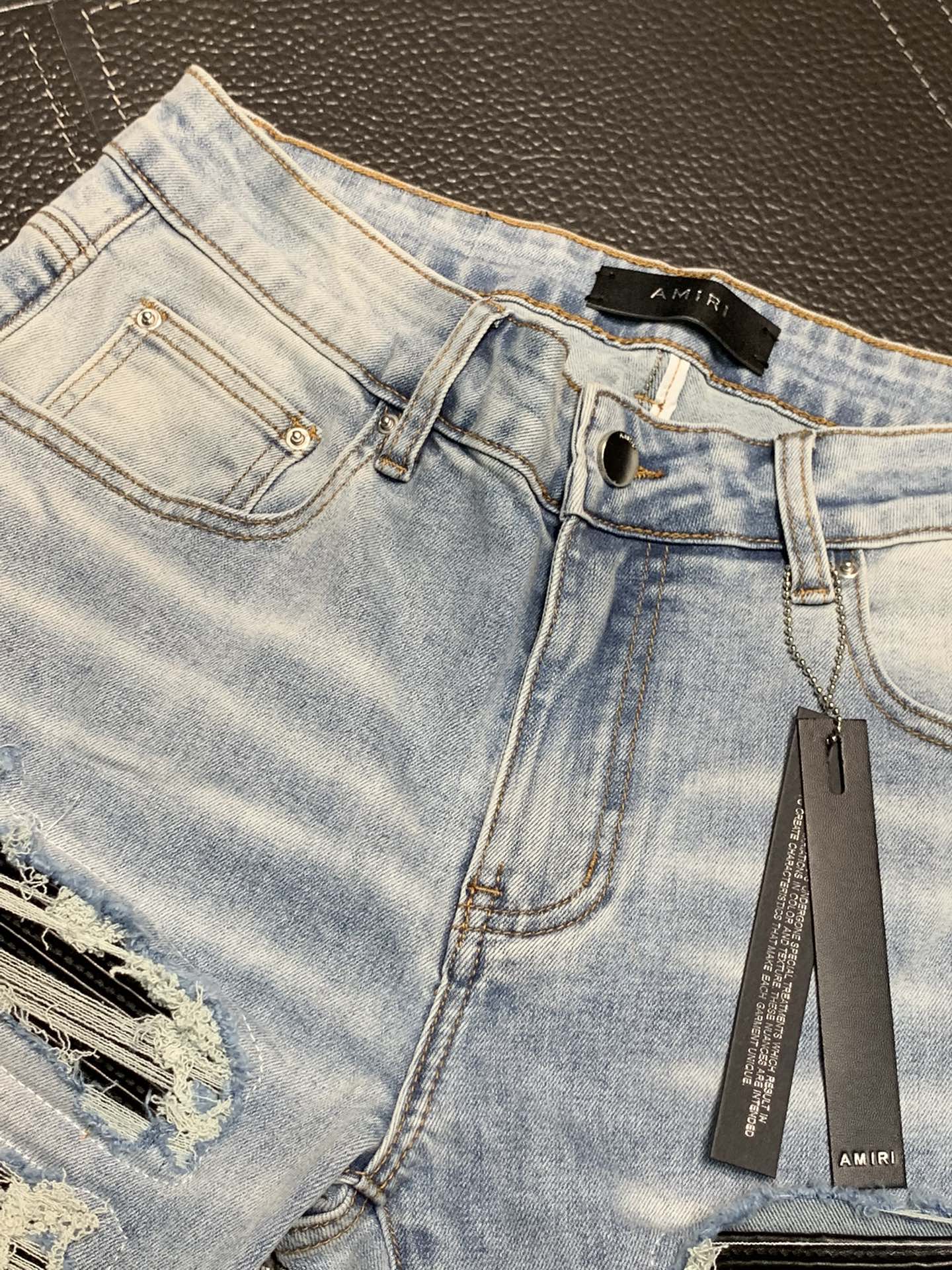  。Amiri 独家专供新款 修身款 小直筒 牛仔裤，高端版本！专柜 面料 透气舒适度高，细节无可挑剔，