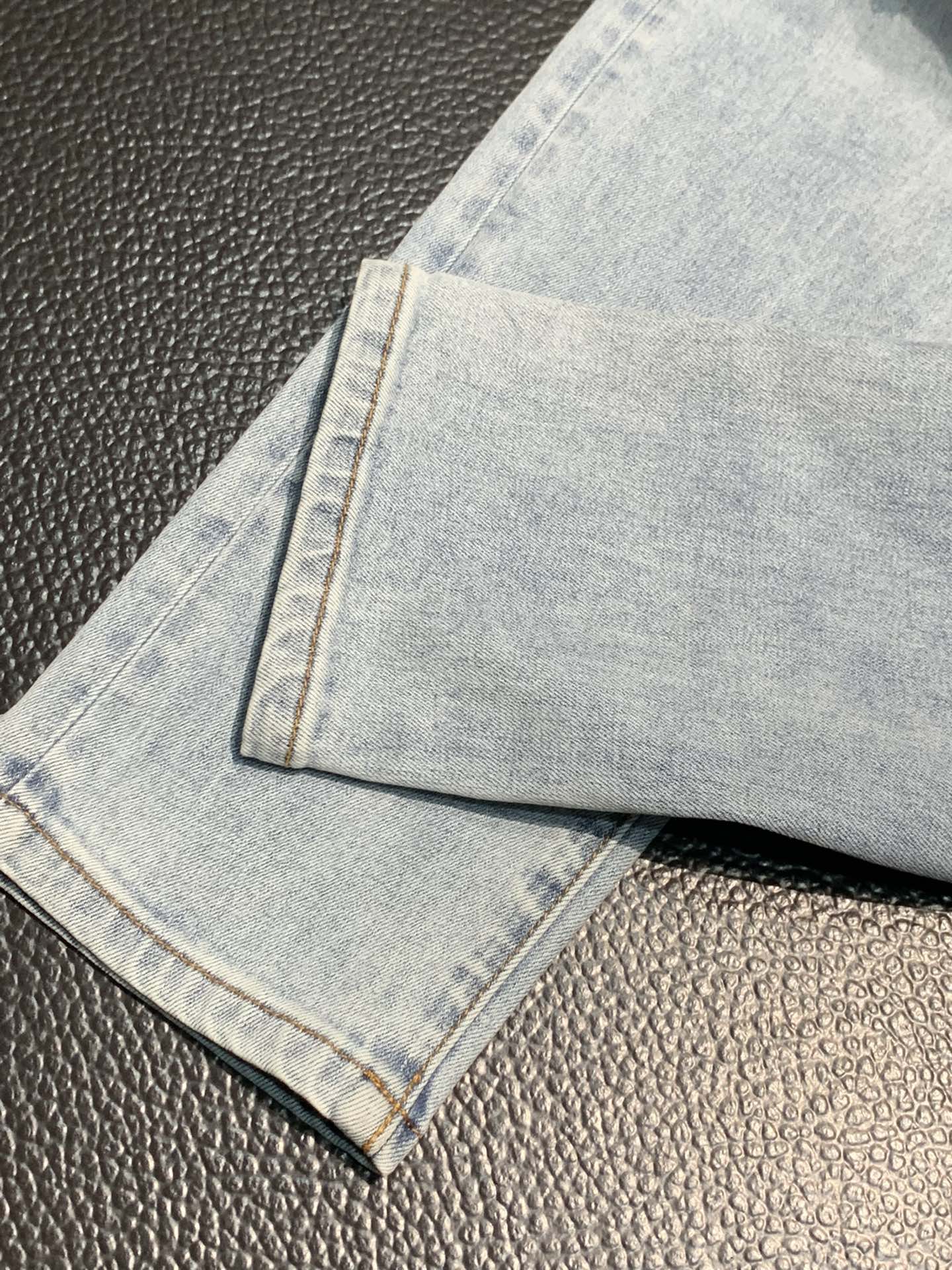  。Amiri 独家专供新款 修身款 小直筒 牛仔裤，高端版本！专柜 面料 透气舒适度高，细节无可挑剔，