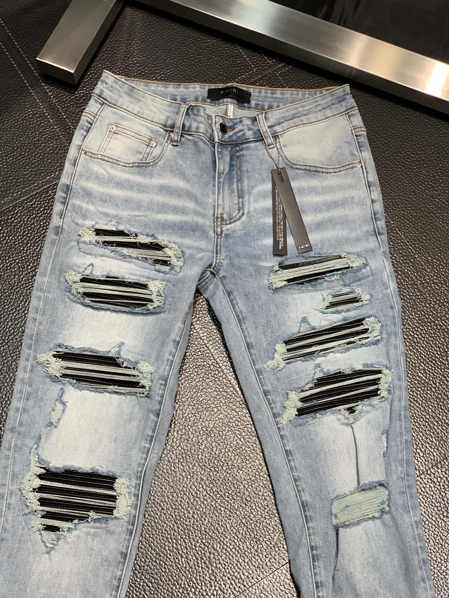  。Amiri 独家专供新款 修身款 小直筒 牛仔裤，高端版本！专柜 面料 透气舒适度高，细节无可挑剔，