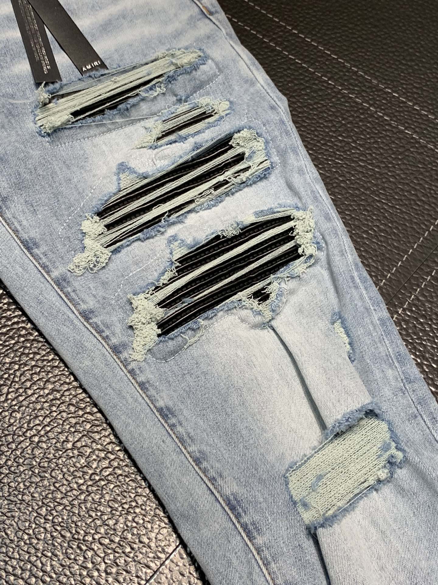 。Amiri 独家专供新款 修身款 小直筒 牛仔裤，高端版本！专柜 面料 透气舒适度高，细节无可挑剔，