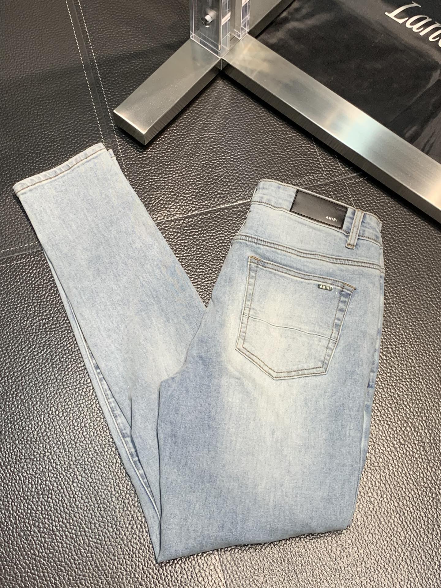  。Amiri 独家专供新款 修身款 小直筒 牛仔裤，高端版本！专柜 面料 透气舒适度高，细节无可挑剔，