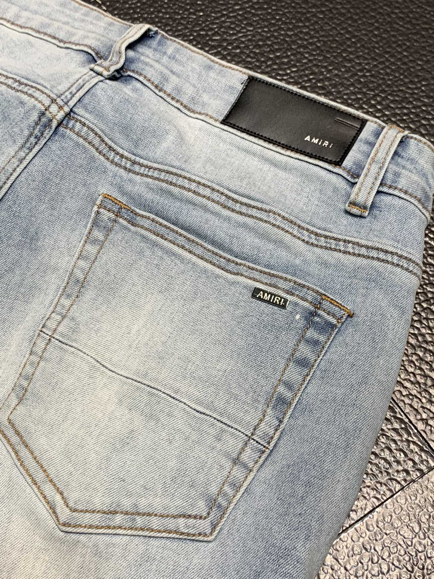  。Amiri 独家专供新款 修身款 小直筒 牛仔裤，高端版本！专柜 面料 透气舒适度高，细节无可挑剔，