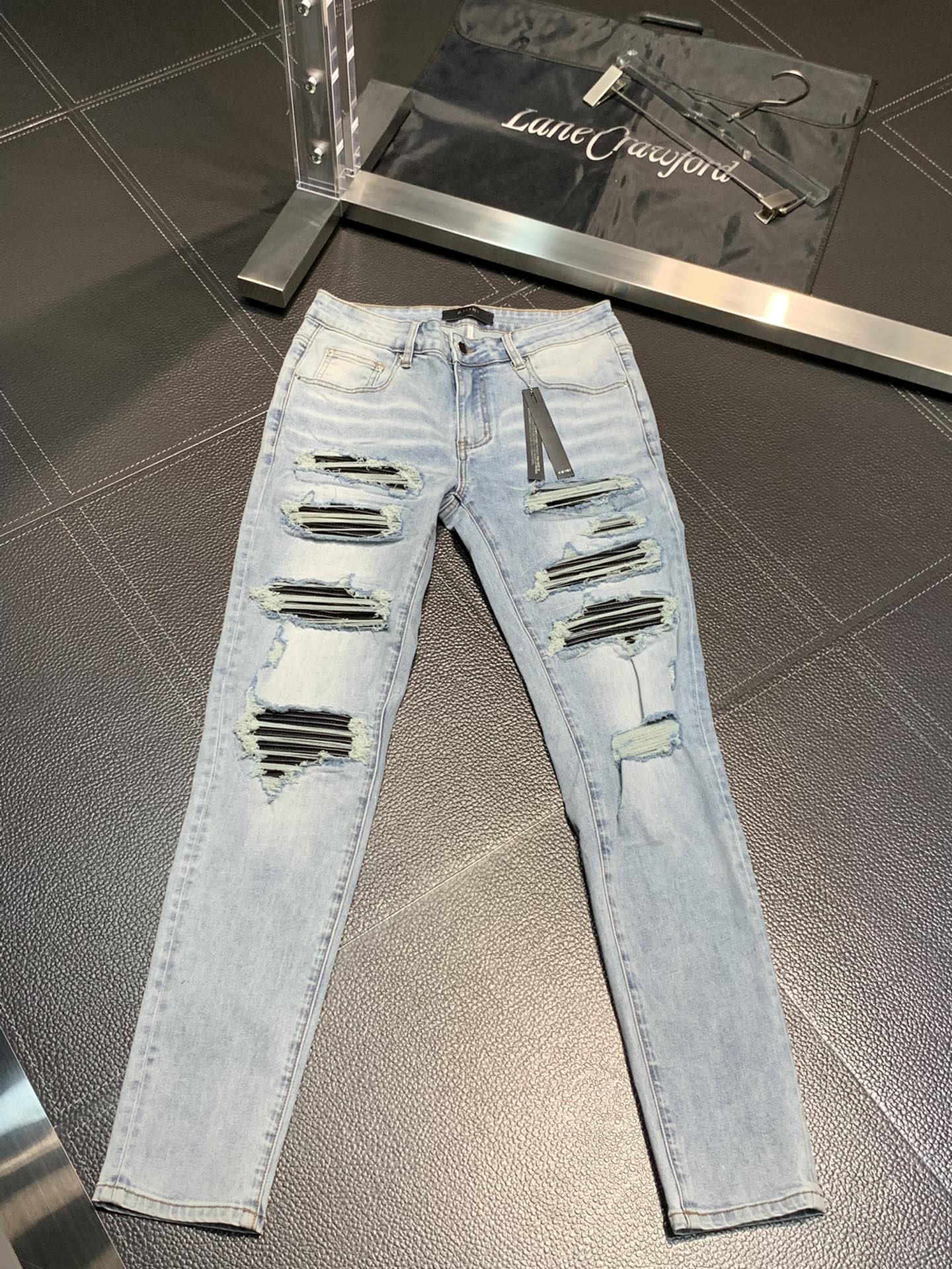  。Amiri 独家专供新款 修身款 小直筒 牛仔裤，高端版本！专柜 面料 透气舒适度高，细节无可挑剔，