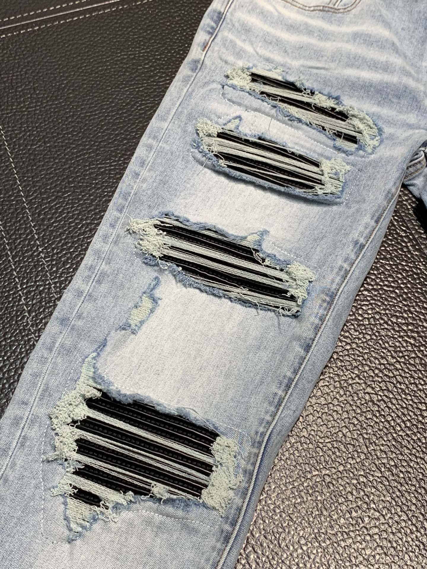  。Amiri 独家专供新款 修身款 小直筒 牛仔裤，高端版本！专柜 面料 透气舒适度高，细节无可挑剔，