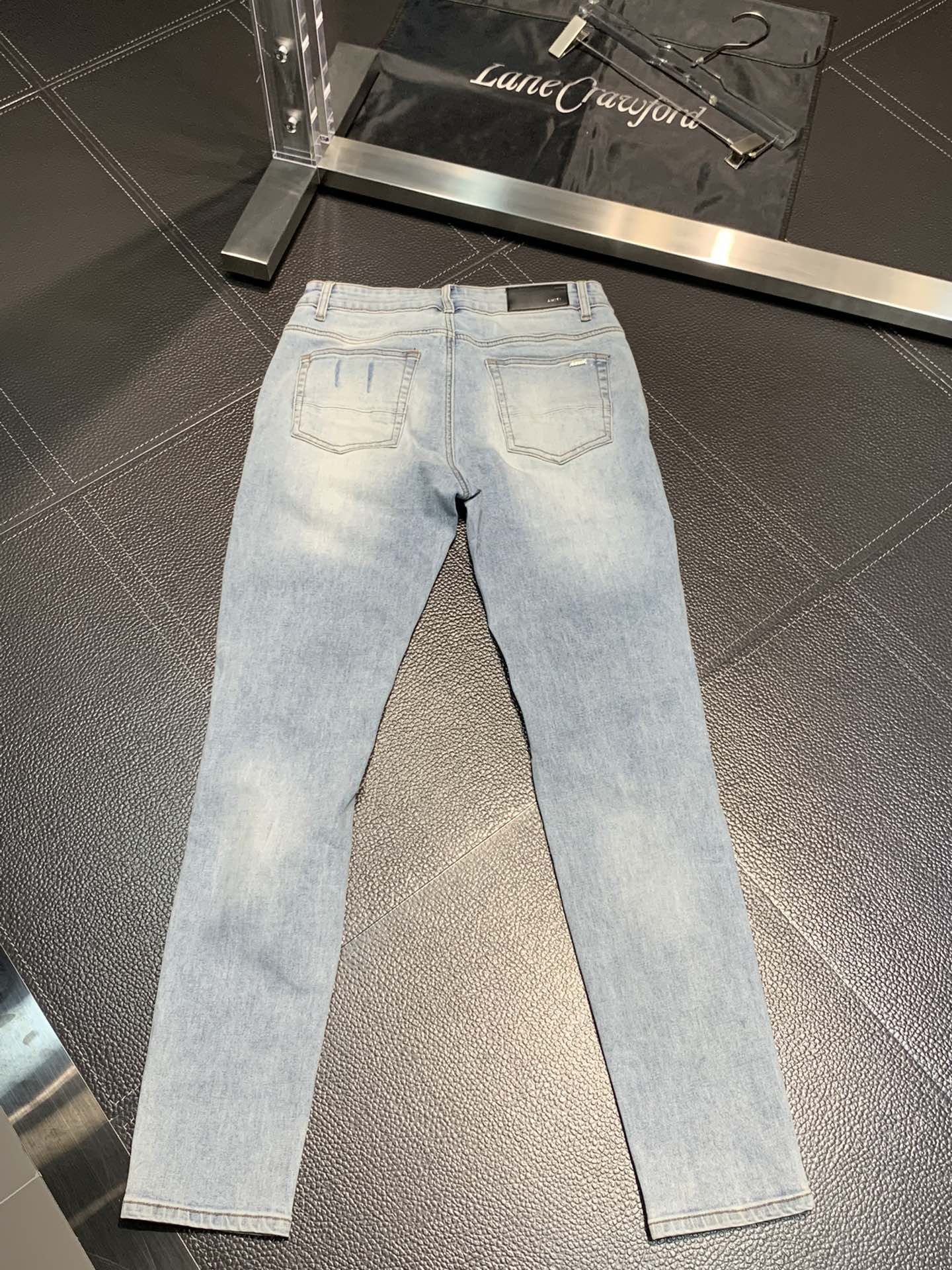  。Amiri 独家专供新款 修身款 小直筒 牛仔裤，高端版本！专柜 面料 透气舒适度高，细节无可挑剔，