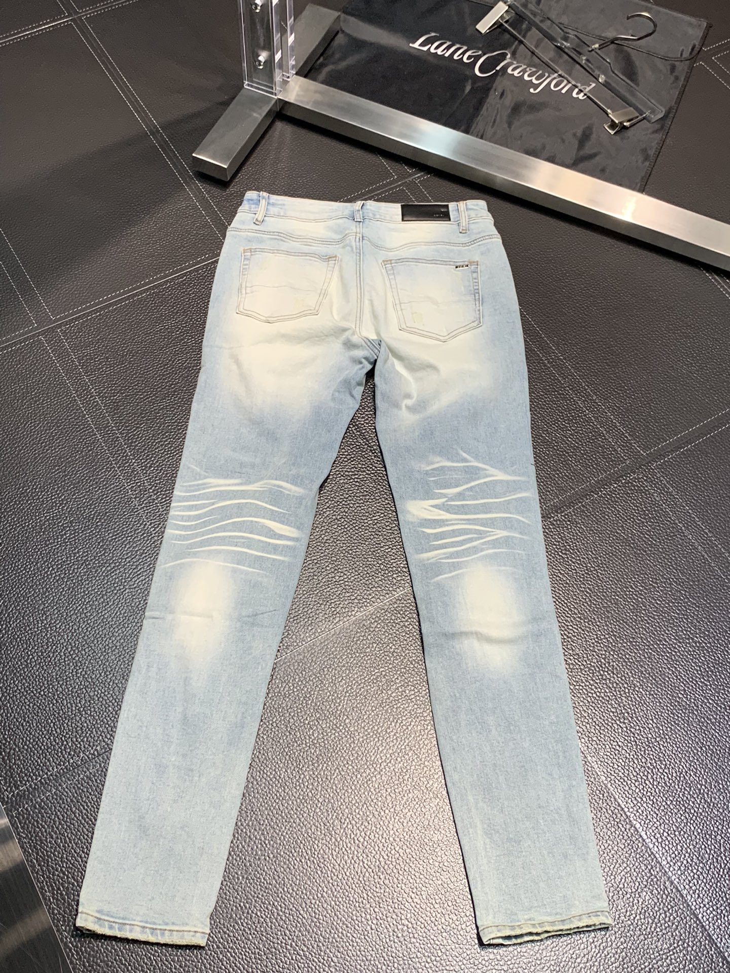  。Amiri 独家专供新款 修身款 小直筒 牛仔裤，高端版本！专柜 面料 透气舒适度高，细节无可挑剔，