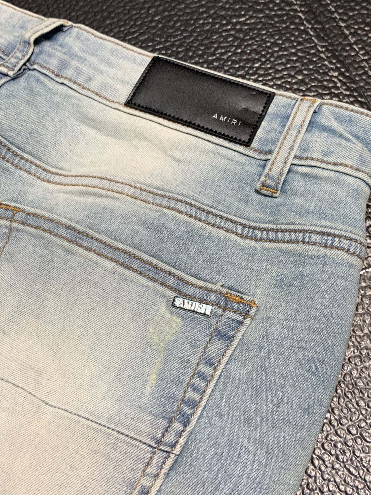  。Amiri 独家专供新款 修身款 小直筒 牛仔裤，高端版本！专柜 面料 透气舒适度高，细节无可挑剔，