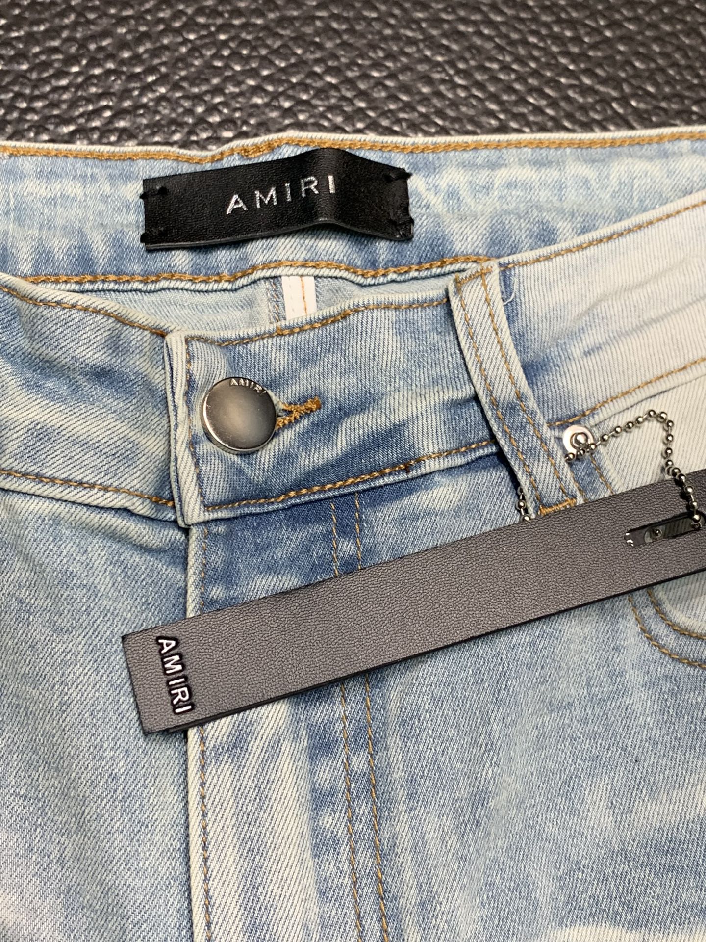  。Amiri 独家专供新款 修身款 小直筒 牛仔裤，高端版本！专柜 面料 透气舒适度高，细节无可挑剔，