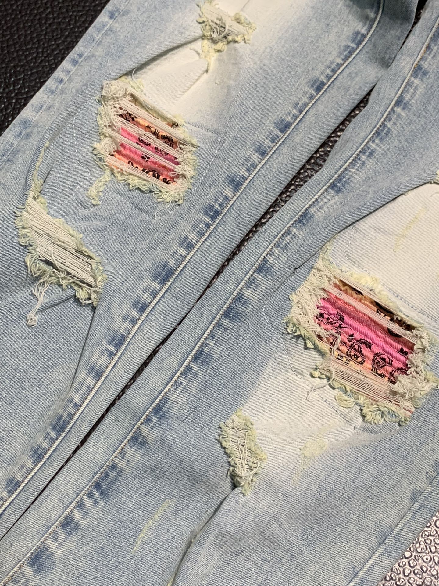  。Amiri 独家专供新款 修身款 小直筒 牛仔裤，高端版本！专柜 面料 透气舒适度高，细节无可挑剔，