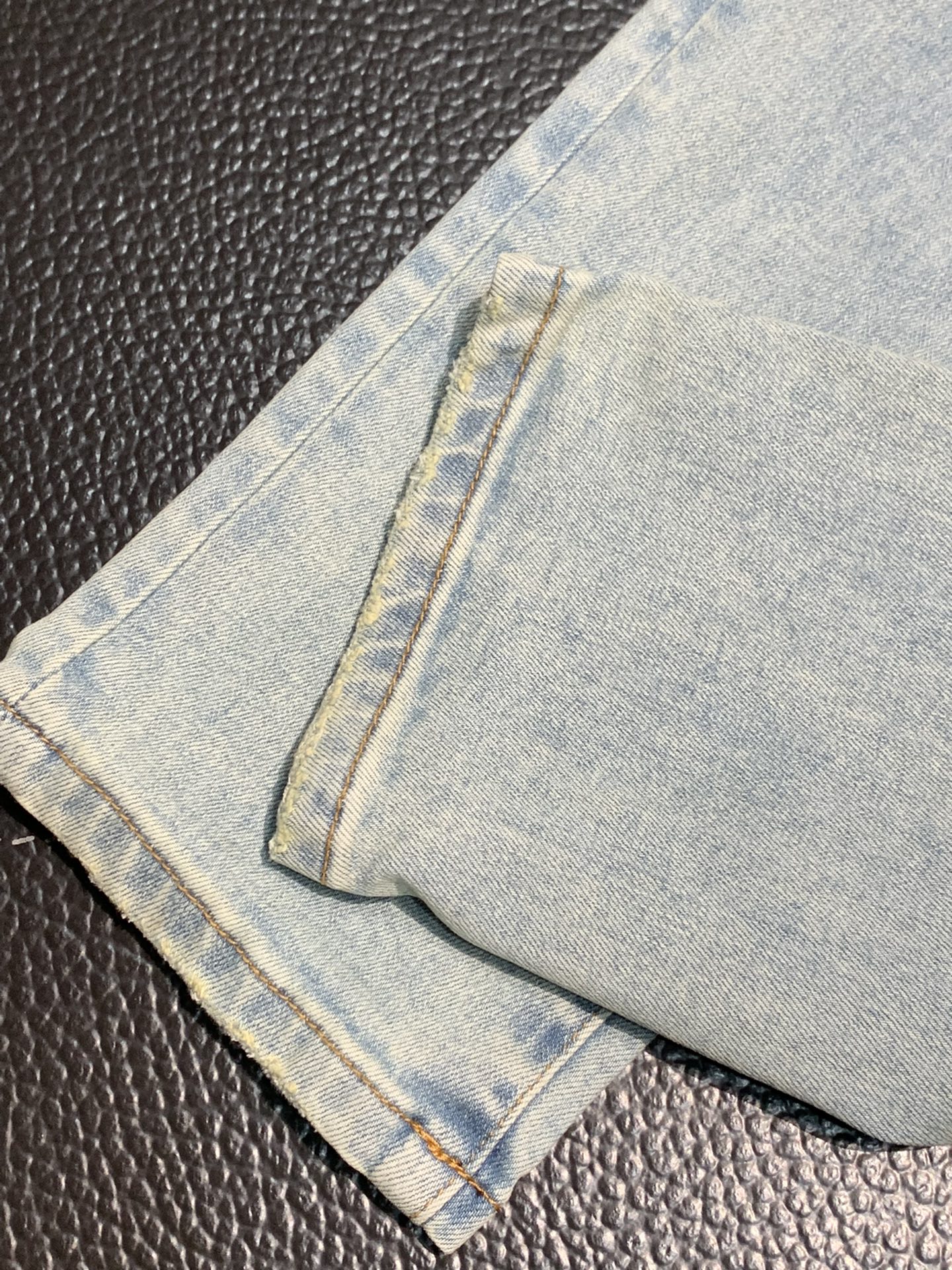  。Amiri 独家专供新款 修身款 小直筒 牛仔裤，高端版本！专柜 面料 透气舒适度高，细节无可挑剔，