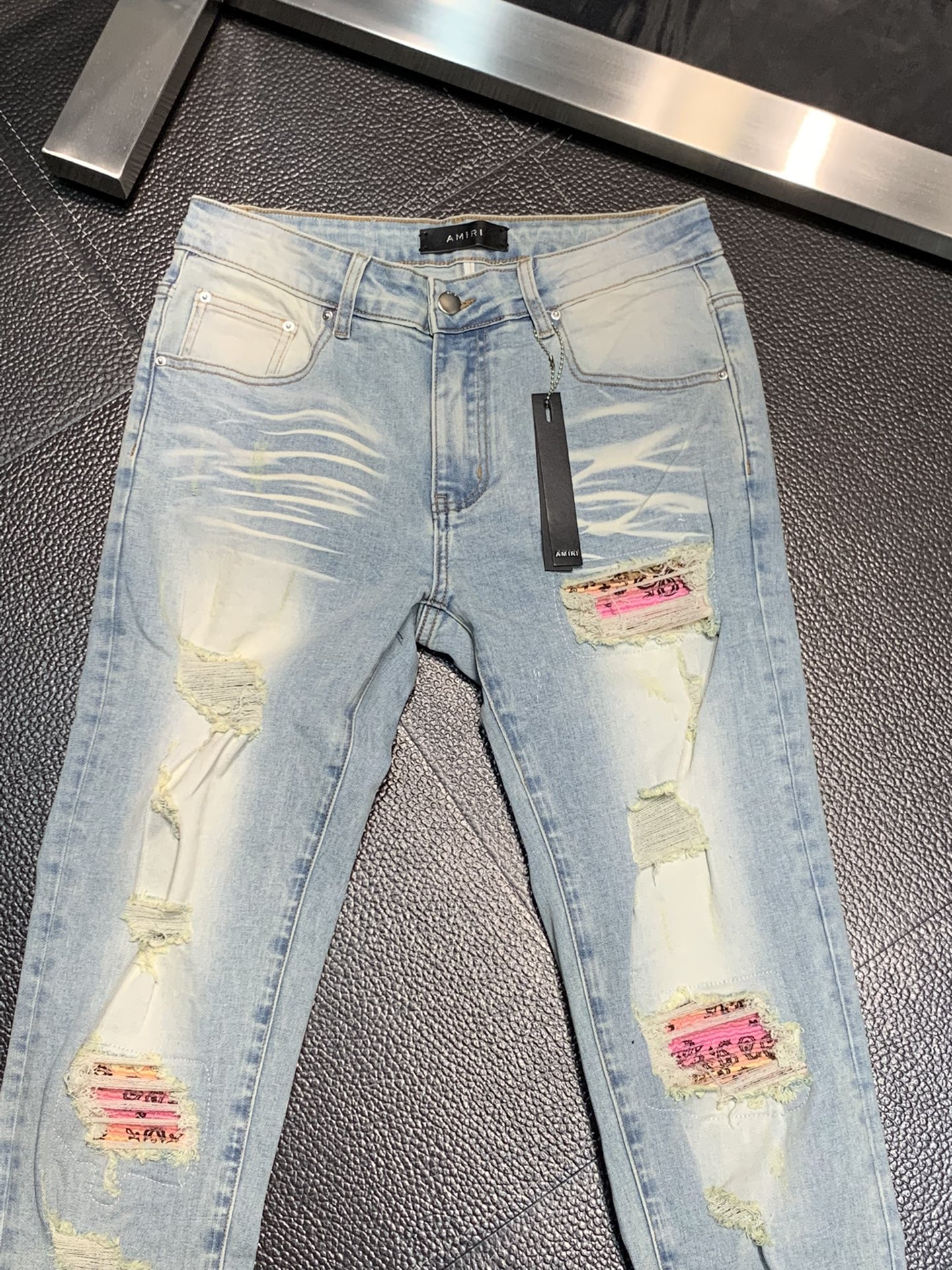  。Amiri 独家专供新款 修身款 小直筒 牛仔裤，高端版本！专柜 面料 透气舒适度高，细节无可挑剔，