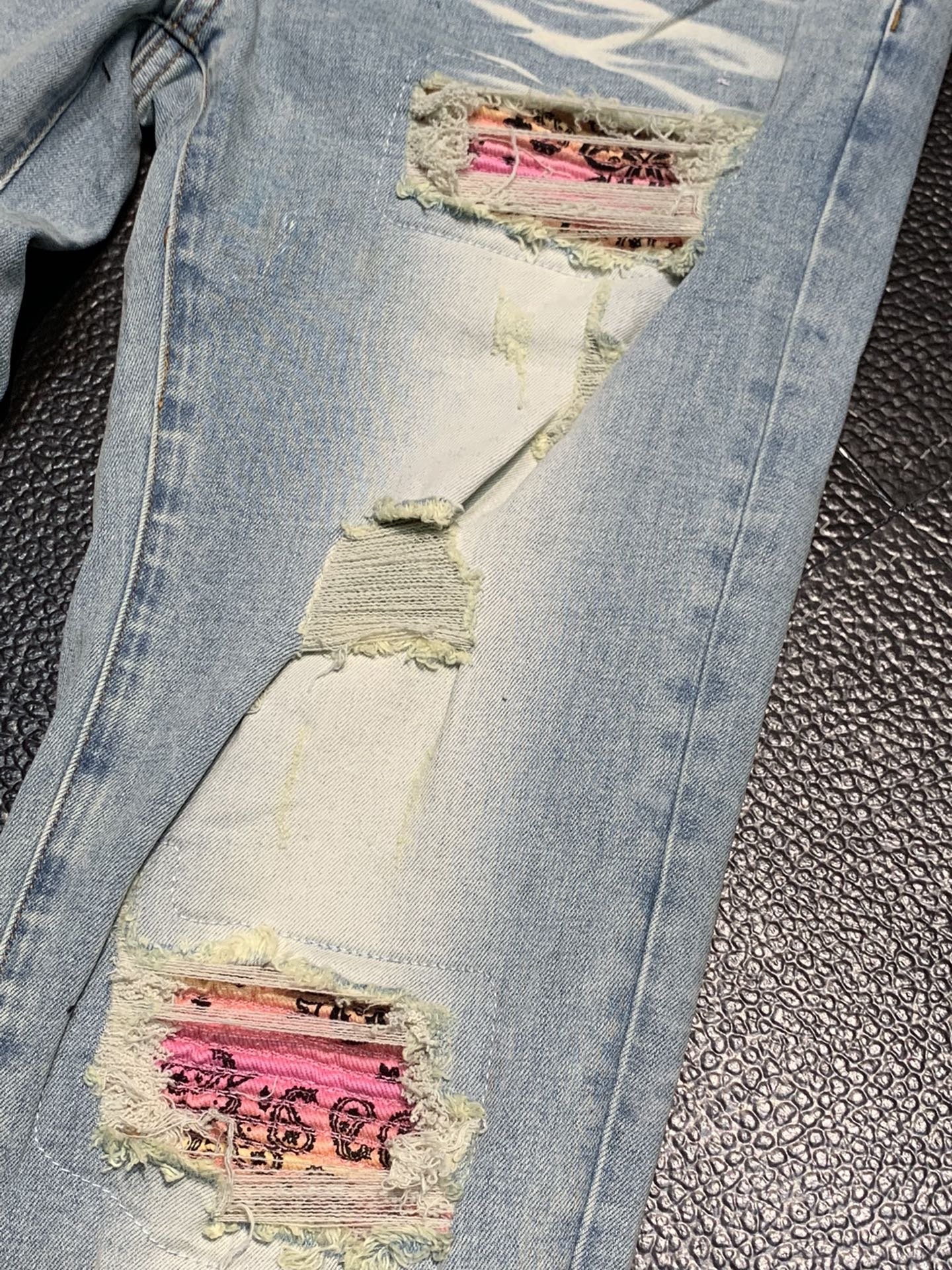  。Amiri 独家专供新款 修身款 小直筒 牛仔裤，高端版本！专柜 面料 透气舒适度高，细节无可挑剔，