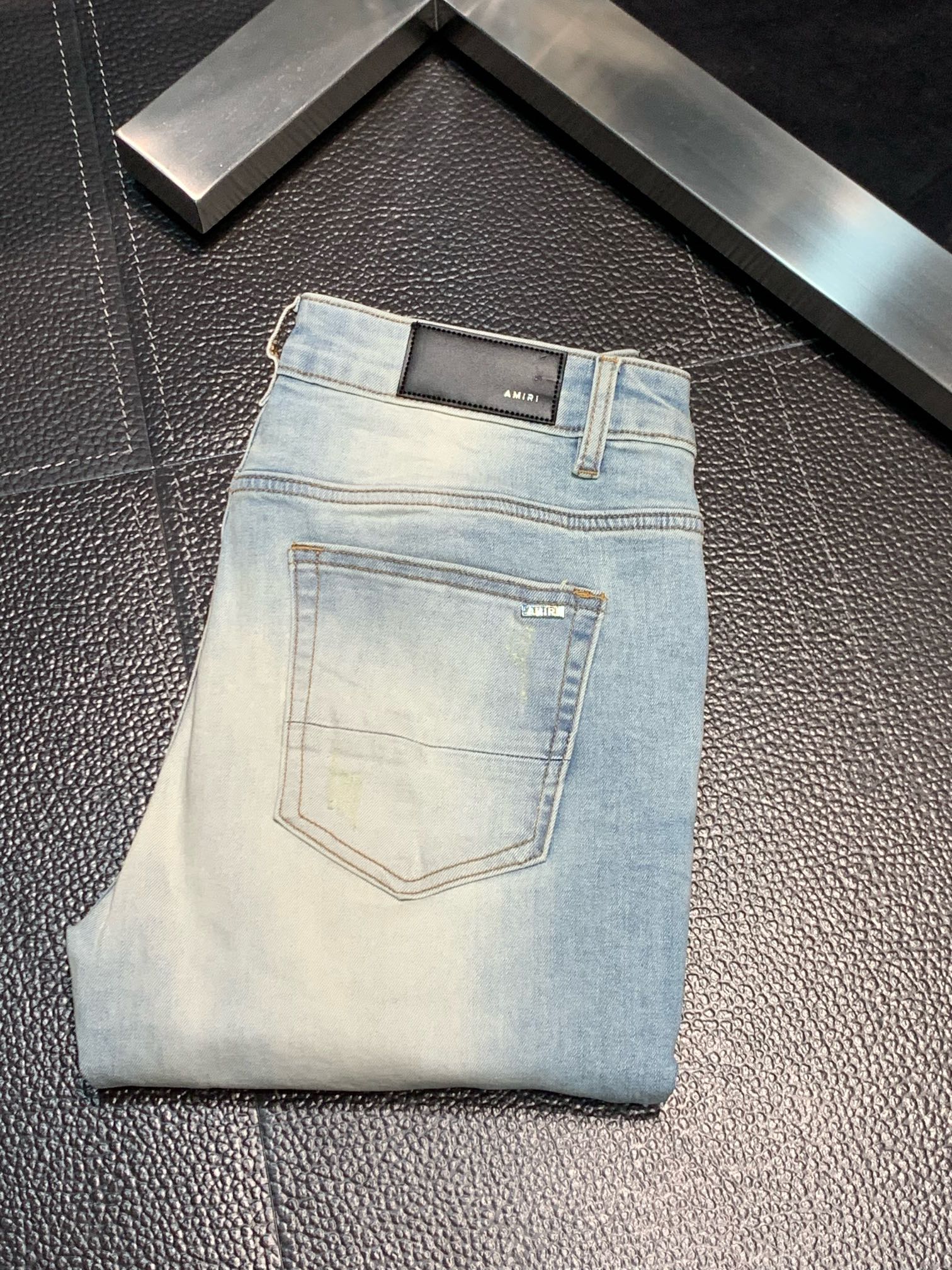  。Amiri 独家专供新款 修身款 小直筒 牛仔裤，高端版本！专柜 面料 透气舒适度高，细节无可挑剔，