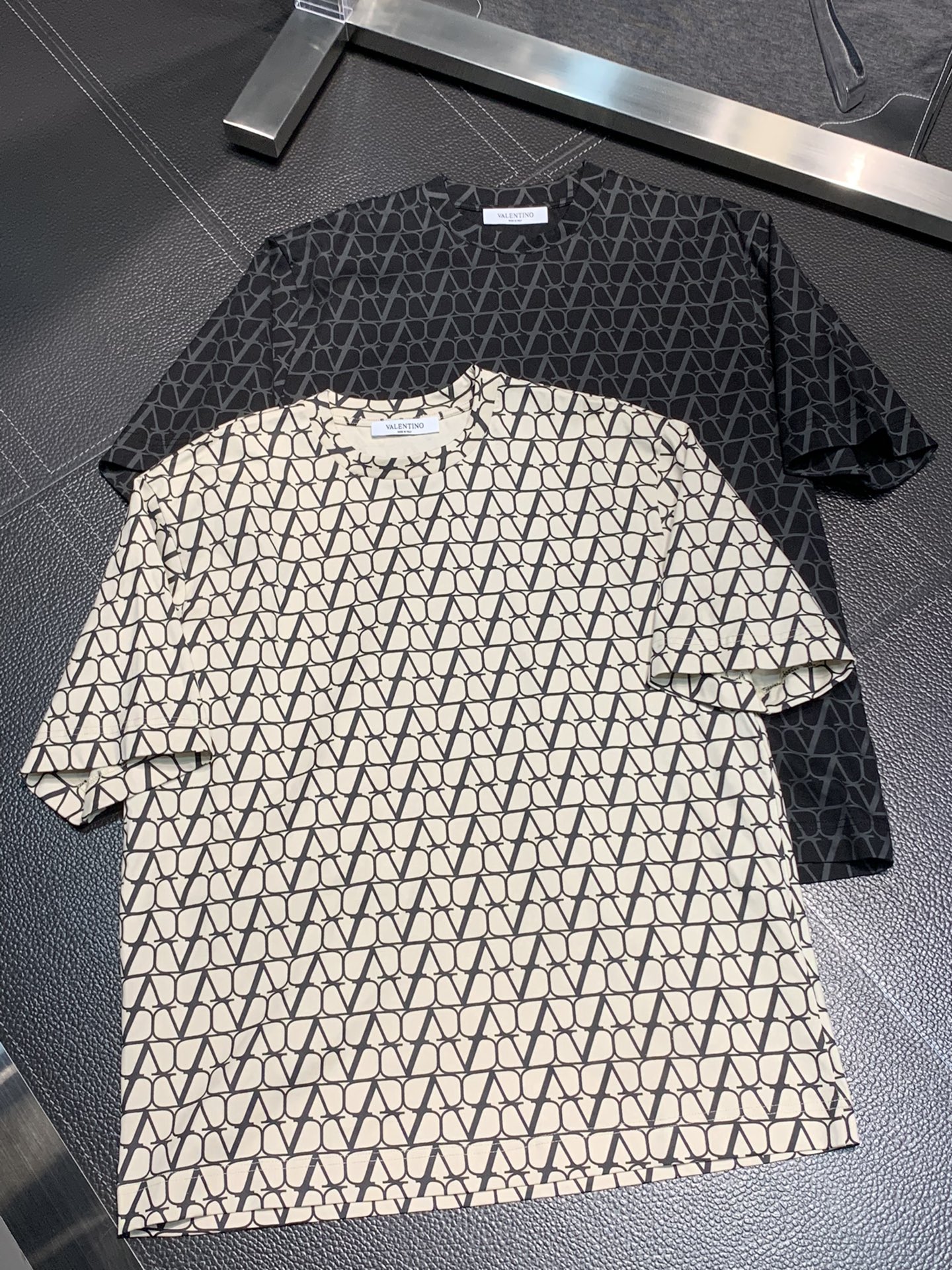 Kaufen Sie billige Replik
 Valentino Kleidung T-Shirt Männer Fashion Kurzarm