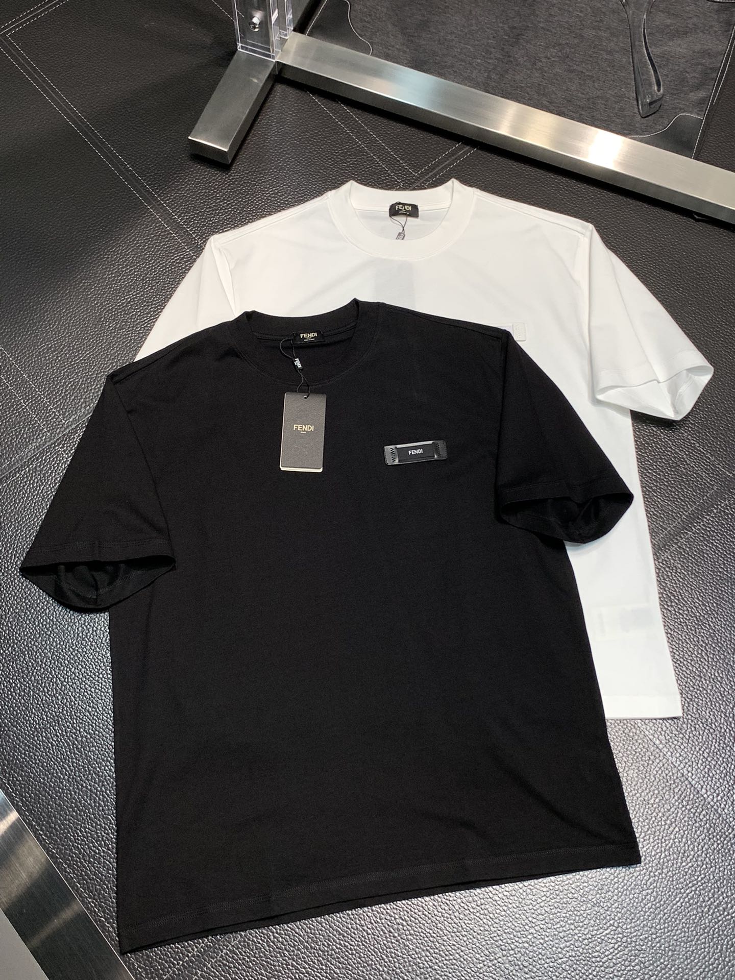 NO:501756,.FENDI FENDI exclusively offers new original single men's casual short sleeves, high-end customization, high-version, fashionable and versatile imported fabrics, chest logo pattern design, super soft and delicate, skin-friendly and comfortable to wear, high-end boutique, OEM factory fine-made top body is very good, men's essential items, complete three standards, S-3XL,,fendi,fendi,T-shirt,alexander wang19860909.FENDI芬迪 独家专供新款原单男士休闲短袖 高端定制 高版本 时尚百搭爆款进口面料 胸前logo图案设计 手感超柔软细腻 穿着亲肤舒适 高端精品 代工厂精细做上身非常赞 男士必备单品 三标齐全 码数S-3XL,,fendi,fendi,T-shirt,alexander wang,Men's clothing